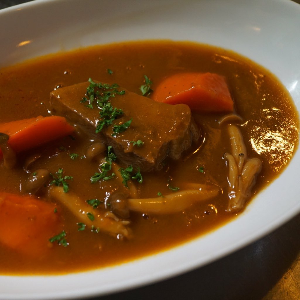 はい、思い切って作りましたよ、タンシチュー！　卸のお肉屋さんに今月のオススメなのでと売り込みを受け、丸ごと仕入れた牛タンをじっくり煮ること2時間半。文句なしの柔らかさになりましたよ。地道に飴色になるまで炒めた玉ねぎと、やはり弱火でじっくり炒め続けたブラウンルーが良い仕事してます。
この週末のリトスタは「春のチカぱん祭り」！　お客様で友人のちかこさんが焼いてくれたパンを、リトスタ募金協賛でご提供します！　今週は徹底的にパンに合うメニューを揃えておりますよ〜（麻）