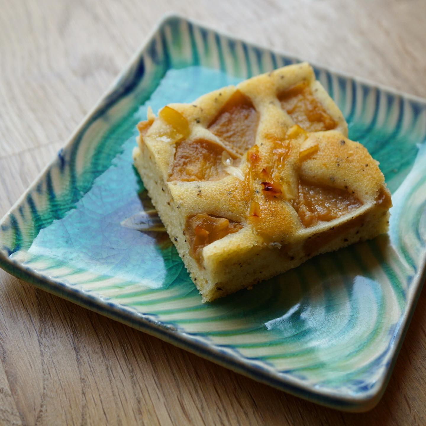 さて、今週もよろしくお願いします〜店長ミヤザキのスイーツシリーズ！　新作は「リンゴとアールグレイの小さなケーキ」アールグレイとメープルシロップで煮たリンゴを、アールグレイの茶葉の入ったフィナンシェ風の生地に焼き込みました。少しはちみつレモンを乗っけてアクセントに。先週から引き続きの「柚子と甘納豆のパウンドケーキ」は、和菓子っぽい仕上がりでオススメですよー。そして久々の定番「ベイクドチーズケーキ」は春が来る前に食べといてくださいね！そろそろいちごのデザートの季節が来ますからねー！（麻）