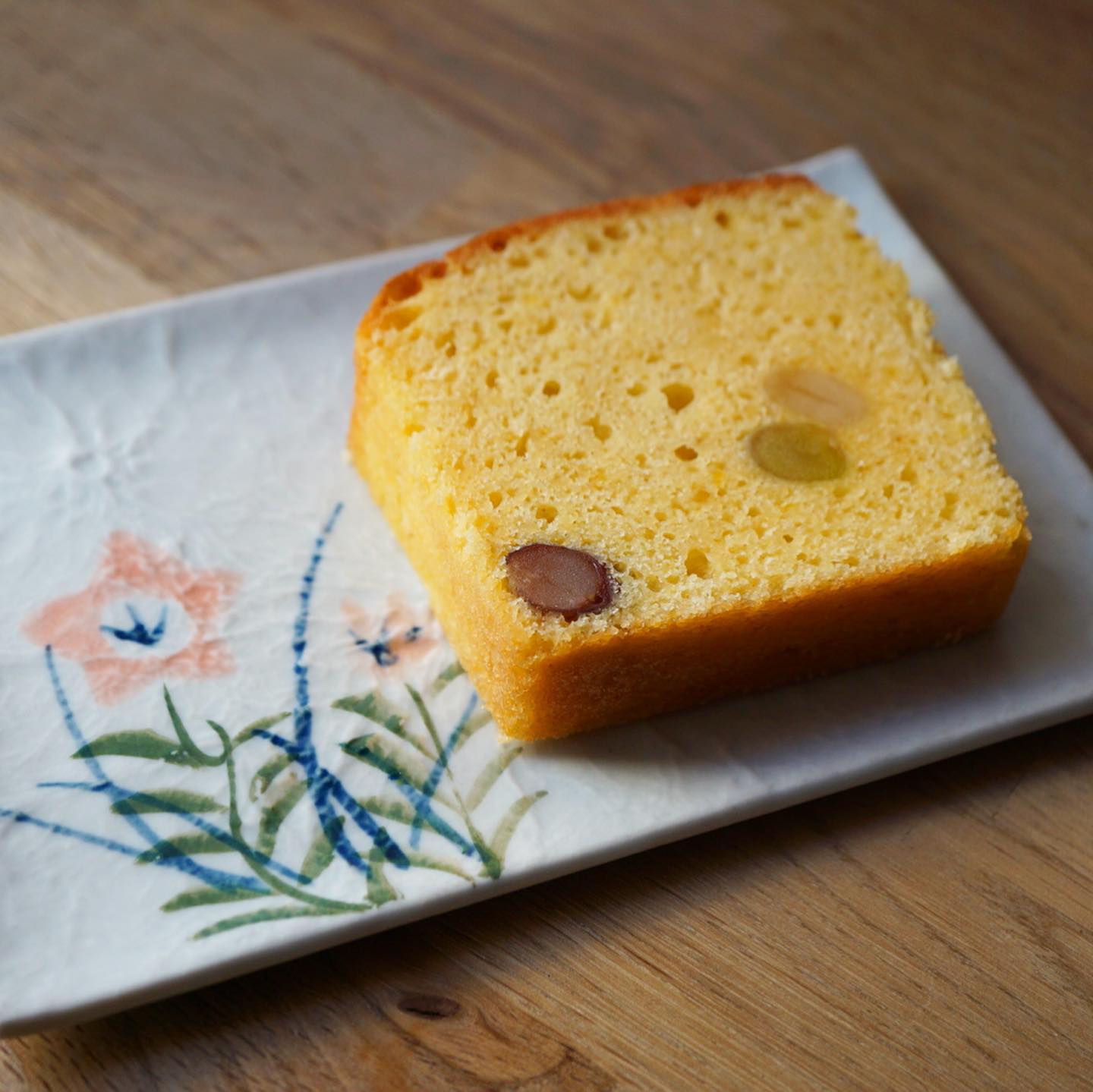 さて、今週も始まりますよー、デザートも少し切り替わりましたよ！　パウンドケーキは「柚子と甘納豆のパウンドケーキ」自家製の柚子ピールを粉状にして混ぜ込んで、甘納豆と合わせました。香り爽やか、和風のパウンドケーキです。「金柑と焦がしバターの小さなケーキ」も、自家製金柑のコンフィにコックリとした旨味の焦がしバターを組み合わせて、小さいけど旨味はしっかりです。さらに「文旦とレモンの小さなタルト」と、小さいシリーズ、しかも柑橘が続きますが今は美味しい柑橘が目白押し。今食べないでいつ食べる？！ほんのり甘いタルト生地に酸味の効いたレモンクリーム。文旦を盛れるだけ盛りました。小さいのは店長ミヤザキの作るキャパの問題で、作る時間と量から言って、小さくしてみなさんに行き渡るようにしかできなかったという…申し訳ないですが売り切れ御免！です。もう少しだけは作れるかな。店長のお気に入り「文旦のオランジェット」と「チャイのビスコッティ」もありますよ！
そんな感じで柑橘祭りな今週のデザート、よろしくお願いします〜（麻）