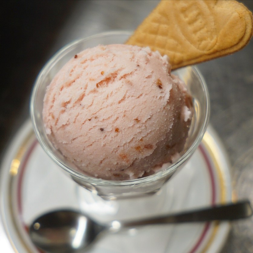 あー、当店いちごのデザートというと超人気の必殺メニューがあるからなぁとなにげに遠慮してたんだけど、この春はお出ししちゃうよ！自家製いちごジャムで「いちごのフローズンヨーグルト」！本日解禁！お見逃しなく〜！（お）