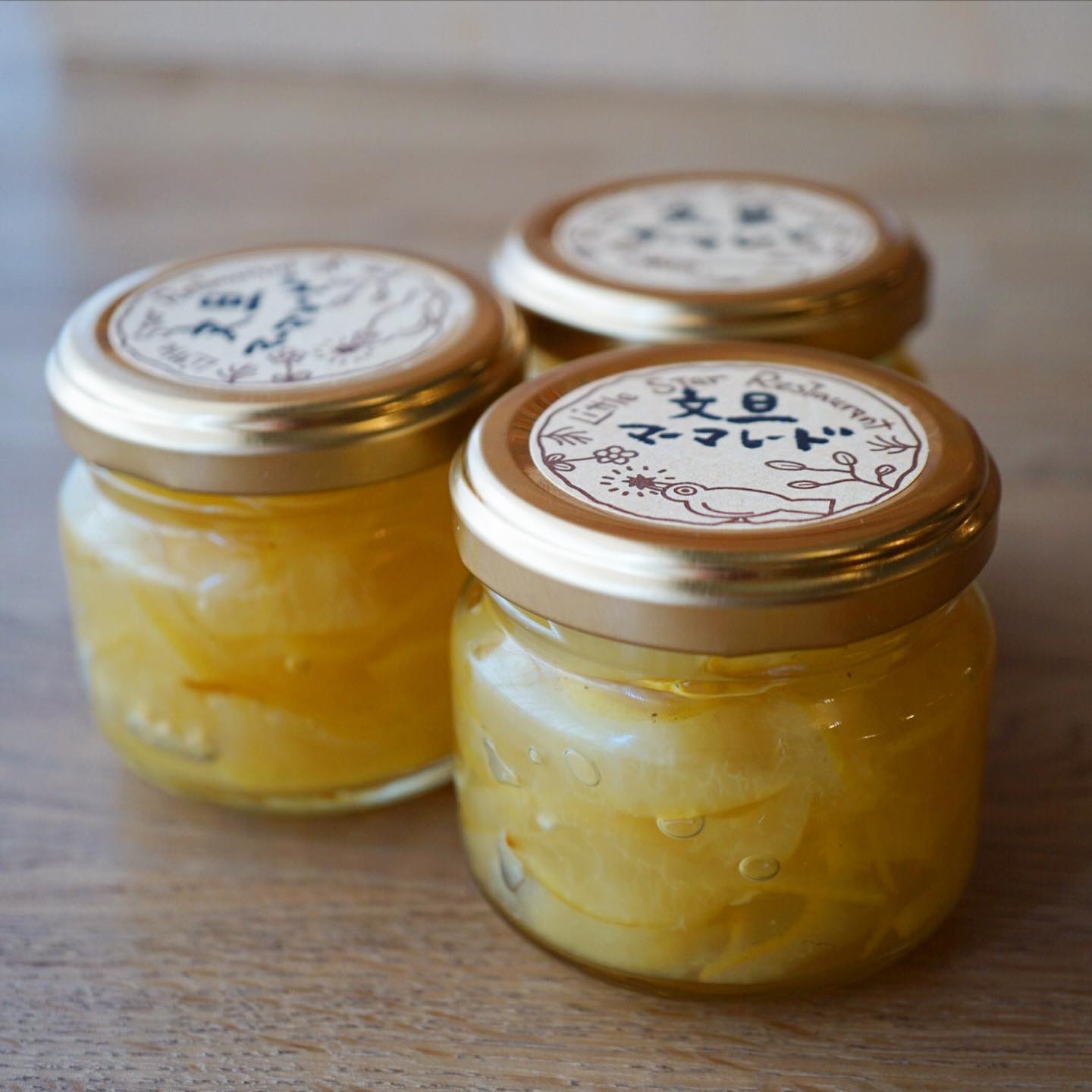 元キッチンスタッフのクボさんから送られてきたピッチピチの文旦で、マーマレードを作りましたよ！　柚子果汁も使って爽やかな香りと酸味と苦味と甘みのハーモニー。少しだけ瓶詰めにして店頭で販売しております。そしてその文旦マーマレードパウンドケーキが今週のケーキ。いちごのババロアもいいけど、パウンドケーキも美味しくできましたよー！（麻）