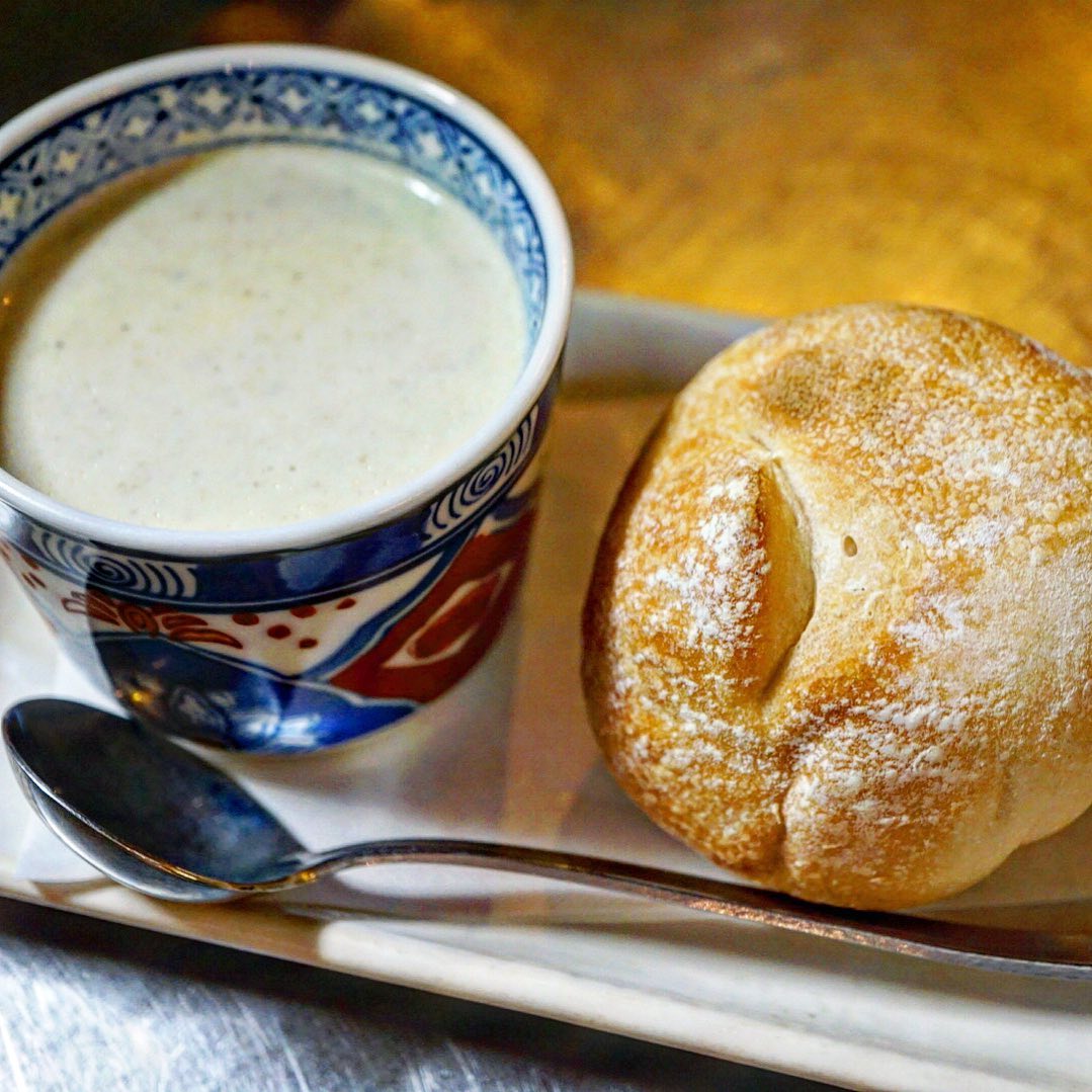 地味な絵面ですが…春のチカぱん祭り、リトスタからはスープセットを募金メニューでお出ししております！　今年のスープは、クリスマスディナーでお出しした「ごぼうのポタージュ」です。ごぼうの香りと旨みを生かした優しいポタージュに仕立てました。500円を募金できまさので、ぜひ味わってみてくださいねー（麻）