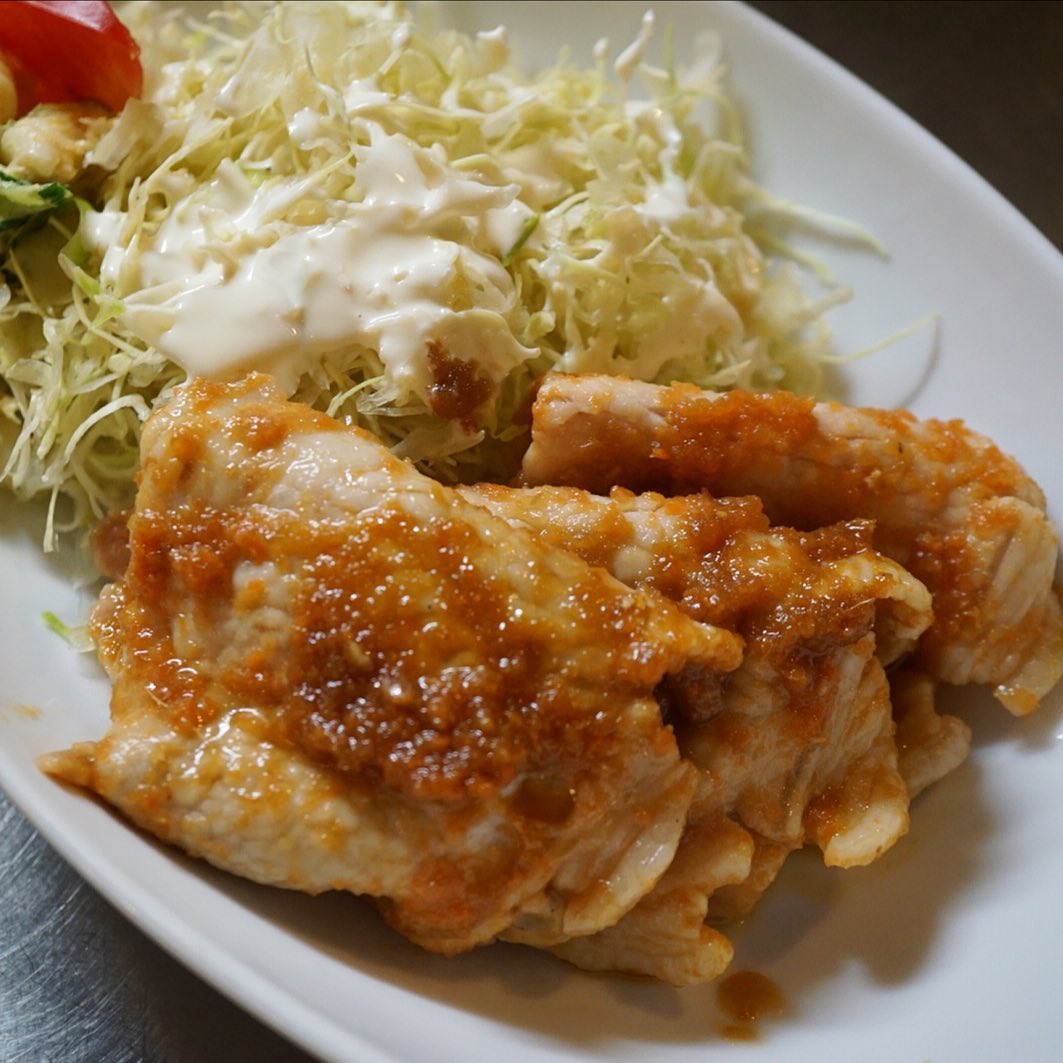 今日のランチはひさしぶりの登場「豚肉の香味焼き」！いや、なんだかんだでお昼時は売切御免！それならばと引き続き夜もお出ししてしまいましょうと…いや、当店オープンの頃の人気メニューはやっぱりタレが旨い！豚肉がさらおいしくいただけますよ！（お）