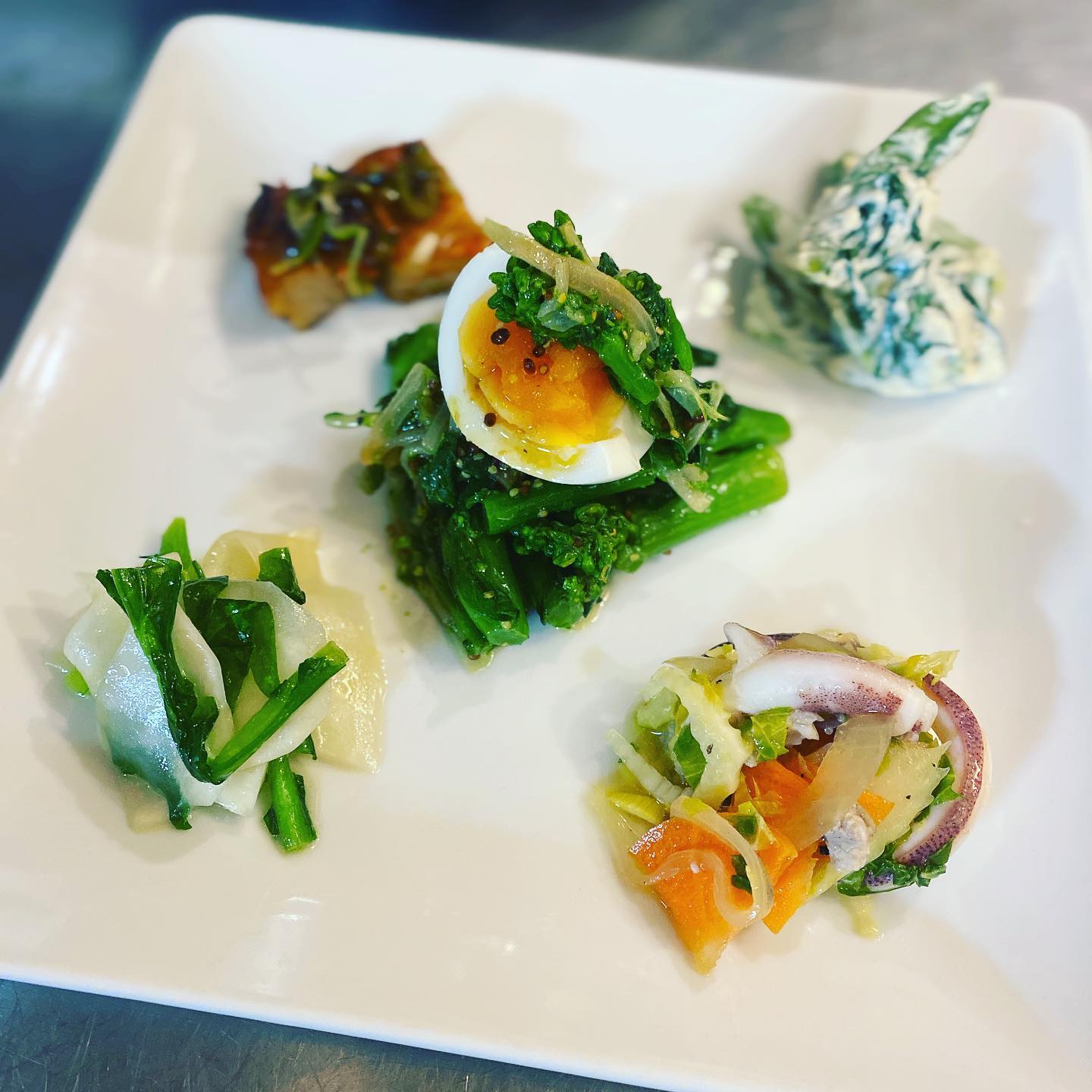 こちらは先日、夜の店長おまかせコース（4000円リクエスト！）いただきました時の前菜盛り合わせです。昼のちょこもりもそうですが、こうしてちょこちょこ盛り付けるのが好きなのは、自分が色々ちょこちょこ食べたいからなのでしょう。味わいはもちろん、色と食材のバランス、栄養などを考えて盛り合わせていくのは、アートのようでゲームのようで、いやいや、やはりこれが料理だよね、という感じです。
夜のコースもご予約承りますー（麻）