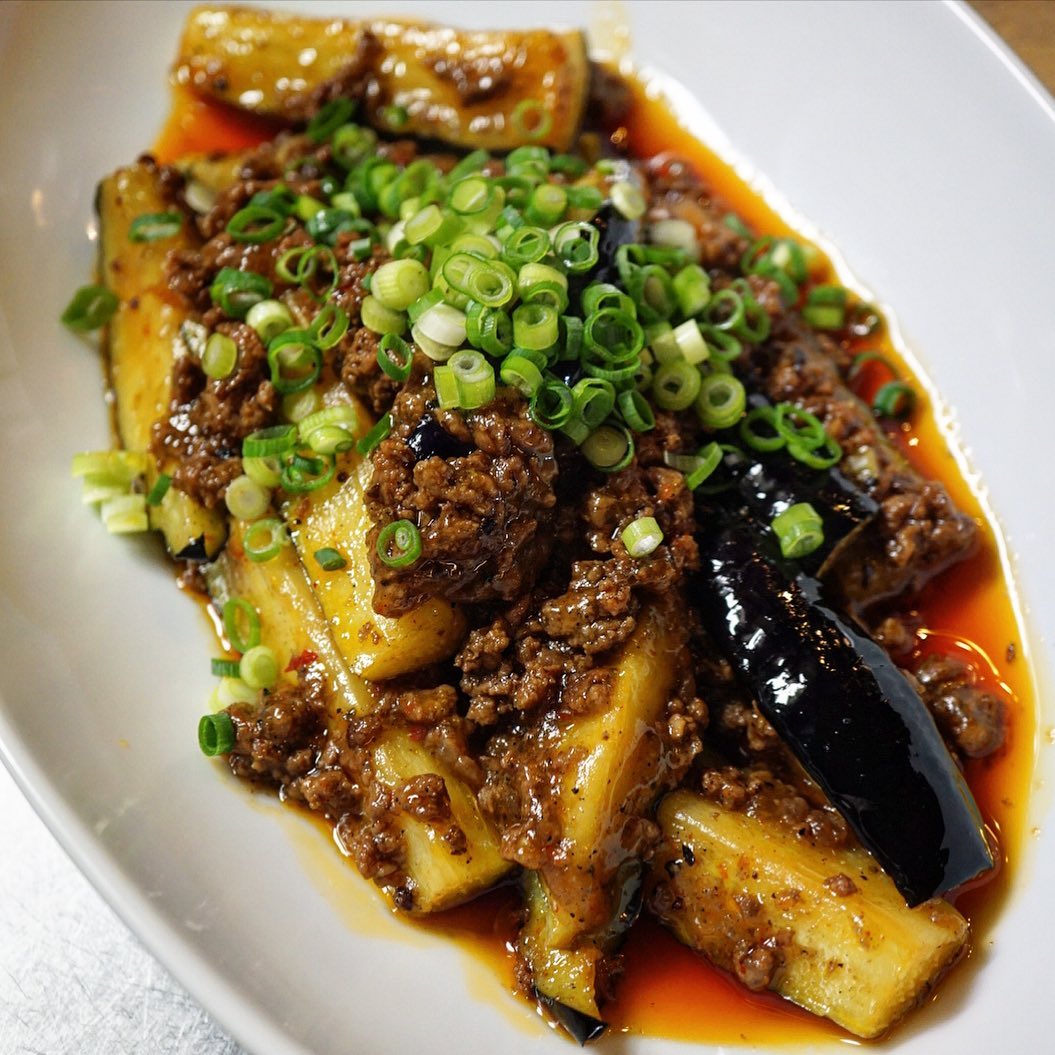 昨春当店スタッフになった大学生のヤスくん…あれから1年、うちの料理の中ではハンバーグ以外になにが好き？と訊いたら帰ってきたのが…

麻婆茄子です。

いやいや、それならワタシも好きだよ！といのっち、えー！ワタクシだってチョー好きだけど！さらにキッチンのナベさんも…と、遅番スタッフはみんな大好き！ってなことになりつつ、だからと言って今回たべられるとは限らない！とも思いつつ（苦笑）、いや、もちろんお客さんは遠慮なくご注文どうぞー（笑）（お）