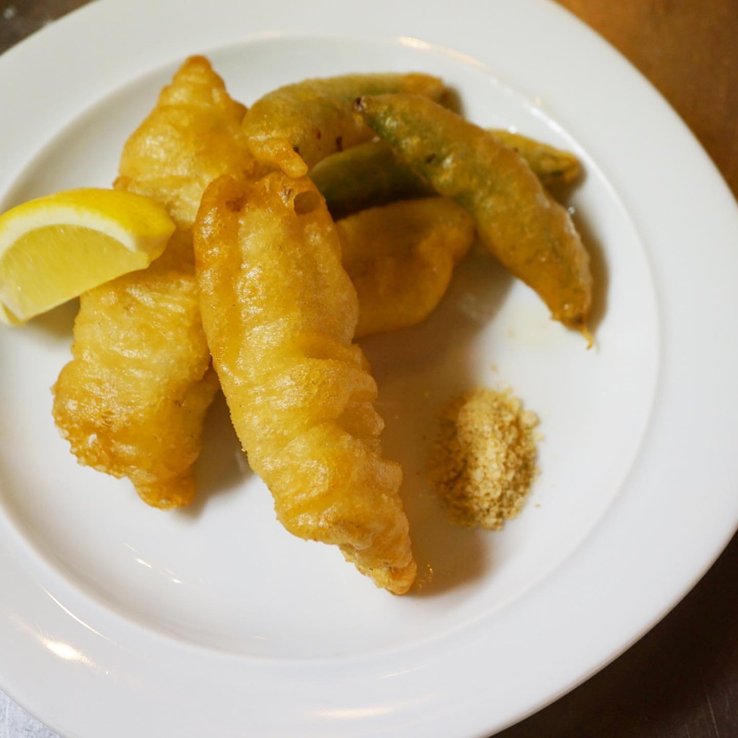 さて、今週の夜のリトスタは！　クリスマスディナーでお出ししたサックサクの揚げ物が登場！フランス風天ぷら？「あなごとスナップえんどうのベーニエ」はシンプルにレモンを絞って、お好みでカレー塩を。　同じくフランス南部の家庭料理、フランスのお味噌汁とも言えそうなスープ「新じゃがと春キャベツのガルビュール」は、ホッとする春らしいやさしい美味しさです。チャーハンと合わせるのもオススメですよー！（麻）