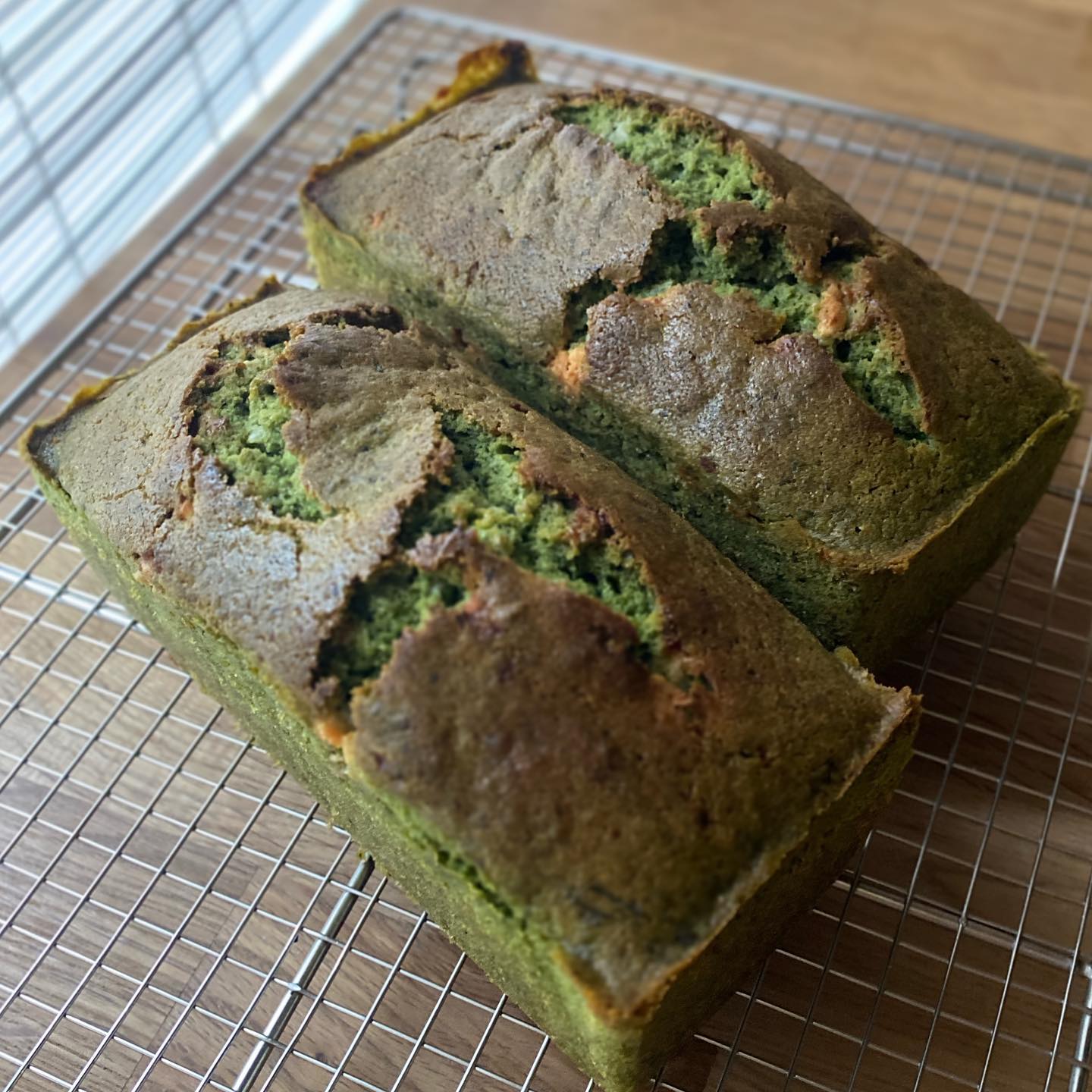 さて、ブログは毎日2回更新しているのに、インスタは滞ってしまい申し訳ないです〜！今週のデザート、先週に引き続き「抹茶とホワイトチョコレートのパウンドケーキ」、これは当店の大の抹茶好きナベさんとミナミちゃんも頷く抹茶の濃さとホワイトチョコレートの良きバランス！
引き続きキャロットケーキもございます、のっけたクリームチーズはレモンを絞って爽やかな甘さに。
さらに「文旦ピールのオランジェット」柑橘×チョコレートの組み合わせは店長ミヤザキの大好物。そろそろこれもシーズン終了かも。
そしてもちろん食べ収めていただきたいのは、いちごのババロア！たけのこチャーハンとともに季節が終わろうとしております！
今週もよろしくお願いします♪（麻）