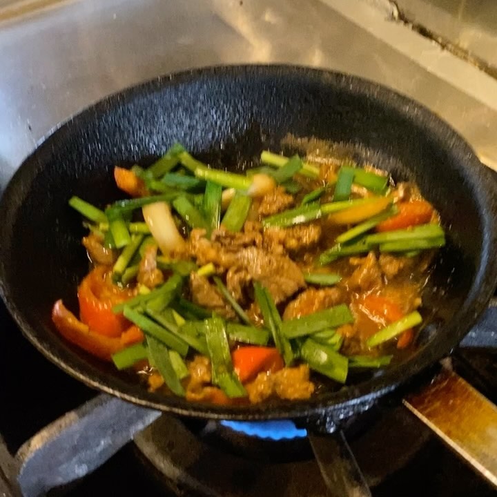 いやいや今週の夜の日替わりは韓国対決！じゃじゃっと炒めたあつあつ「プルコギ（韓国風牛肉甘辛炒め）」をどどんと白米にのっけ盛り！いやいや当店人気no.1チヂミは「じゃがいもとエビのチヂミ」に自家製コチュジャンタレも捨てがたい！…余裕があれば両方ご注文がおススメっ！（笑）（お）