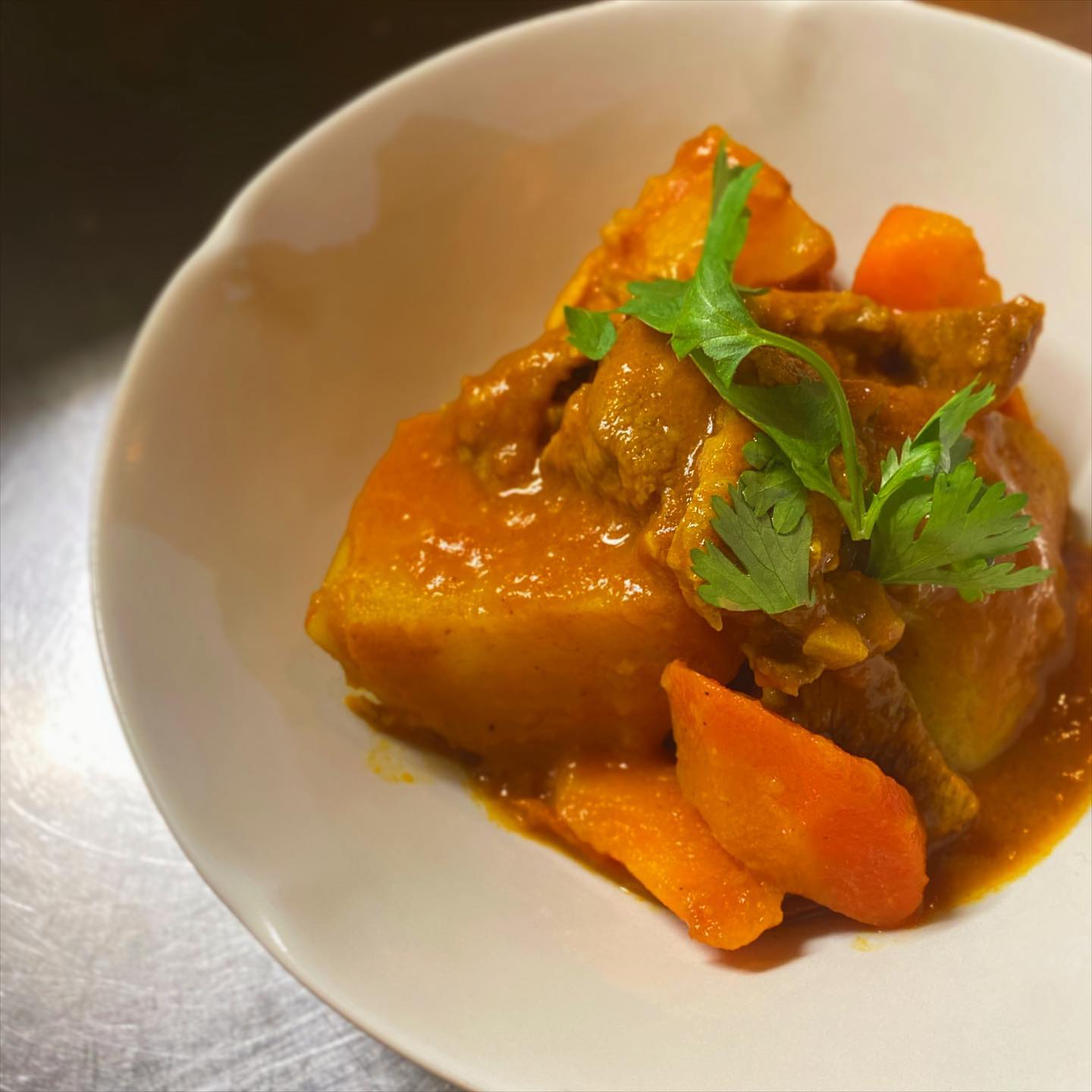 さて、今週はちょいとアジアを広めに攻めております…台湾は魯肉飯から中華っぽいレタスと酢蒸し、インドからは塩麹のタンドリーチキン、そしてコチラ！牛肉と新じゃがのスパイストマト煮は、アゼルバイジャン風の煮込みです。トマトとレモン、お酢の酸味がスパイスと合わさって、この地域ならではの爽やかな酸味とスパイス使いが魅力です。初めての味わいを、ぜひ経験していただきたーい！（麻）