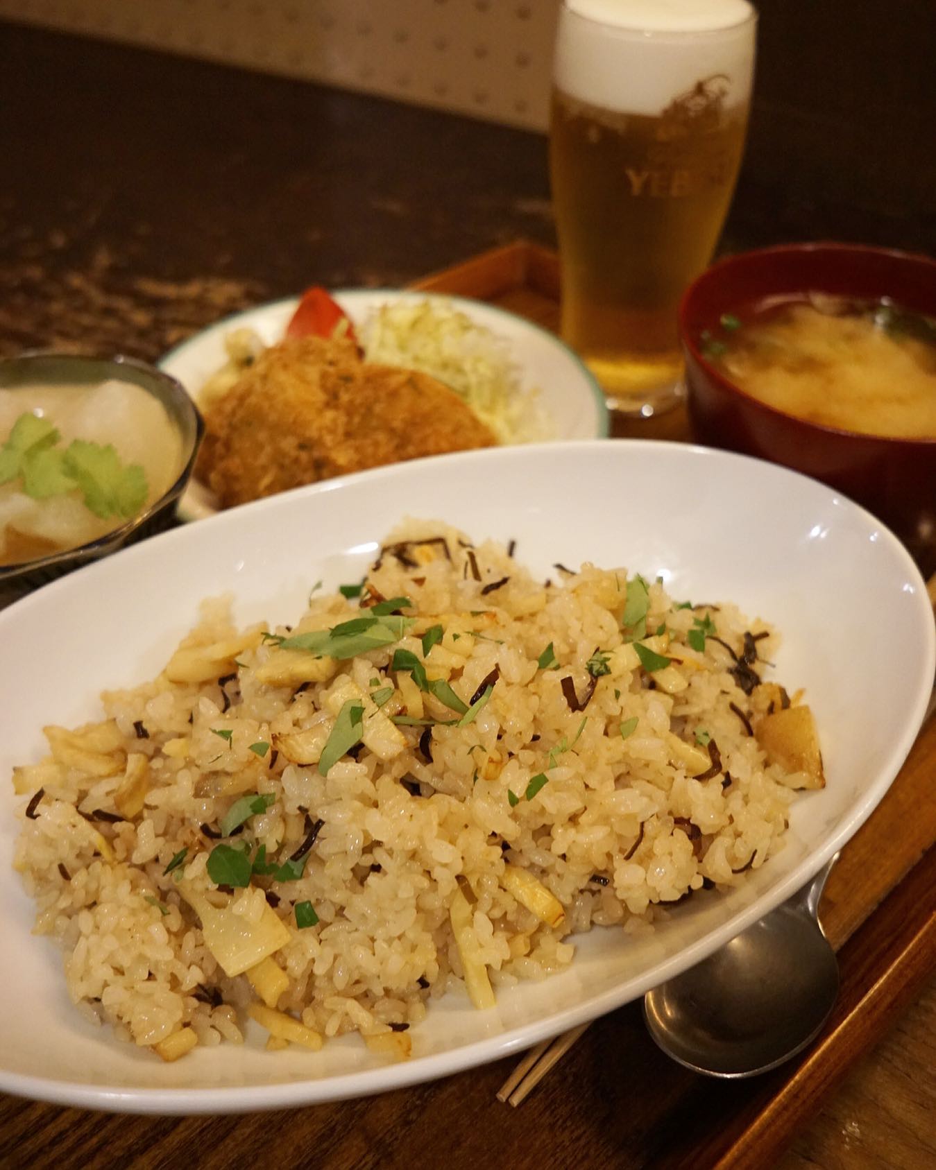 あー、本日より今週は金曜日まで当店GW振替休みをいただいております…いや、ワタクシ地元は山口から大量にお取り寄せした朝取れたけのこはあんなにあったにもかかわらずほぼほぼ底をつき…いや、休み明けはたけのこチャーハン、ワンチャンあるかと思ってたけれどやっぱり当初の予定通り昨夜でおしまいとなりました！この春もありがとうございました！（笑）
という訳でお疲れ様の仕事上がりはワタクシもようやくたけのこチャーハンを一人前、独り占めでごちそうになりました！（笑）いや、やっぱりこれはすごいや！ひとつの発明ですらある！（笑）

それではしばしお暇いただきます！（お）