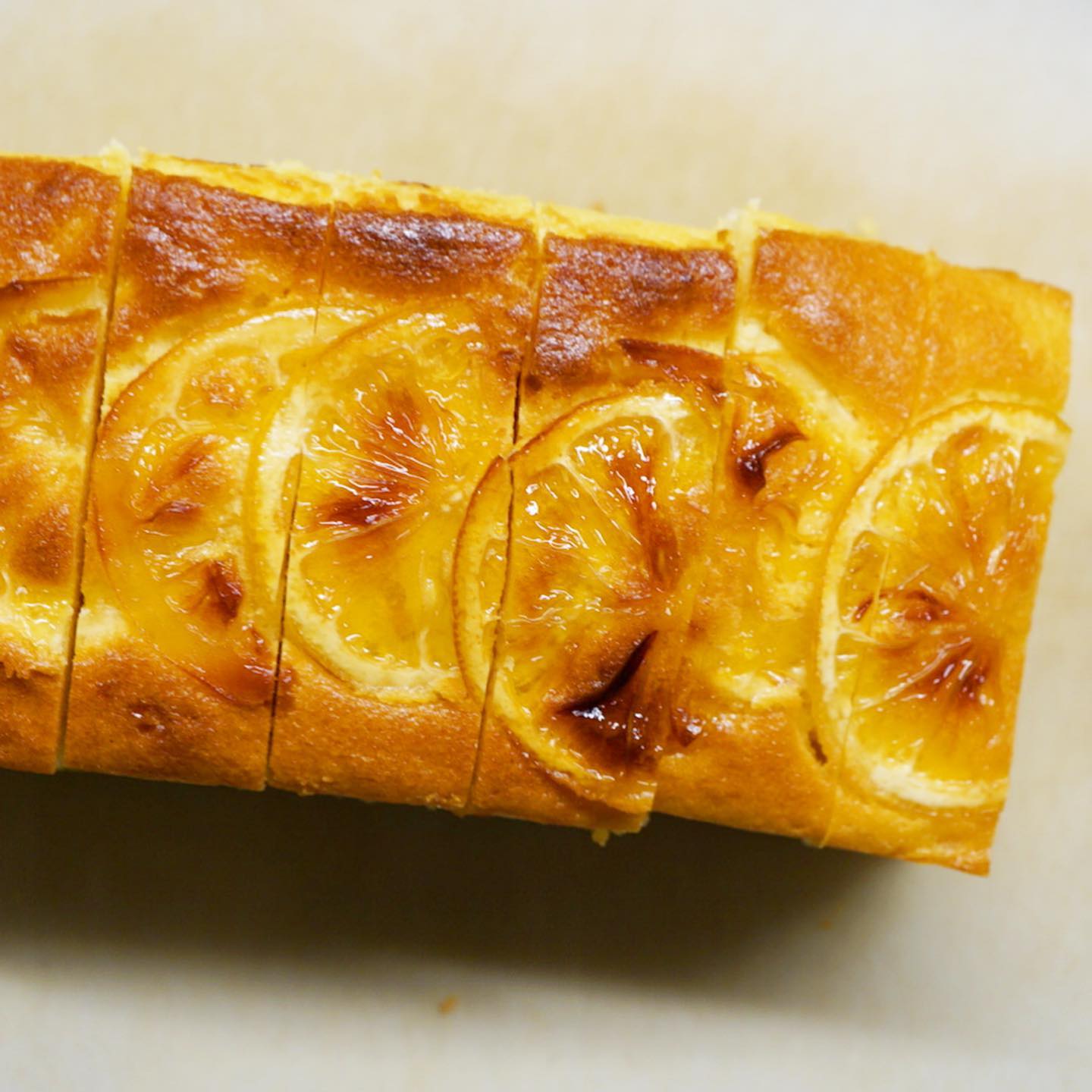 来週は金曜日までお休みいただきますリトスタ、このタイミングでパウンドケーキ切り替わりましたよ、はちみつレモンのパウンドケーキ！国産レモンのはちみつレモンをたっぷり刻んで混ぜ込んだ、爽やかな甘酸っぱいケーキです。レモンケーキ好きの方にはオススメ！（麻）