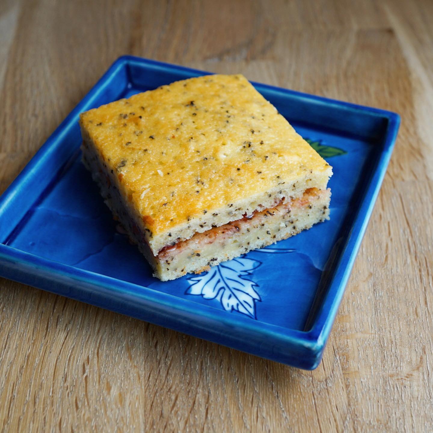 定休日、お休みいただいておりますが、デザート情報です〜営業日は忙しさに負けて更新できないことが多いので今のうちに！
いちごのババロア終了しております…そんなココロの穴を埋めるのは、アールグレイの茶葉と生クリーム、強力粉も使ったしっかりとして香り高いケーキに、最後のイチゴで作っておいた自家製いちごジャムをサンドした「アールグレイの苺ジャムサンドケーキ」。ちょっと凝ったヴィクトリアケーキのイメージです。手間暇かかって営業日には作れなそうなので、あるだけで終了予定…お早めに！
パウンドケーキは「はちみつレモン」続けてお出ししております。いつまで続けるか思案中…ワタシはレモンケーキっぽくて、でもはちみつレモンの皮の苦味もあって、好きなんです。シンプルなのもたまには良いかと！
そしてどっしり定番「ベイクドチーズケーキ」で安心の美味しさを味わっていただきたく。今週は暑くなるようなので、重すぎるかしら？と思いつつ、ババロアの穴を埋めるのはこの定番の存在感である！と思っているのであります！
写真を撮り忘れたけど、胡麻ときなこのクッキーがお持ち帰り用にあります、サクサク和風のクッキーはほうじ茶とかにも良さそうです。きなこはokayanの地元山口県阿東の美味しいきなこよ！黒胡麻はお客様にいただいた職人こだわりの黒胡麻です。地味だけど滋味深い美味しさをぜひ！