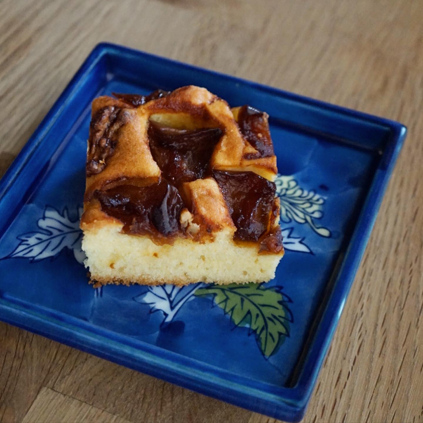 今日も仕込んできましたよー、先週お客様にお土産でいただいた良いお砂糖を使いました「キャラメルりんごと喜界島ざらめの小さなケーキ」。リンゴのキャラメリゼにも、生地にも喜界島のざらめを使った、上品で優しい甘さのケーキです。ベイクドチーズケーキとはちみつレモンのパウンドケーキは先週に引き続き。あるだけで終了予定です〜。写真にはないけど、アーモンドとチョコチップのビスコッティもございます。では、今週も元気良く参りましょう！（麻）