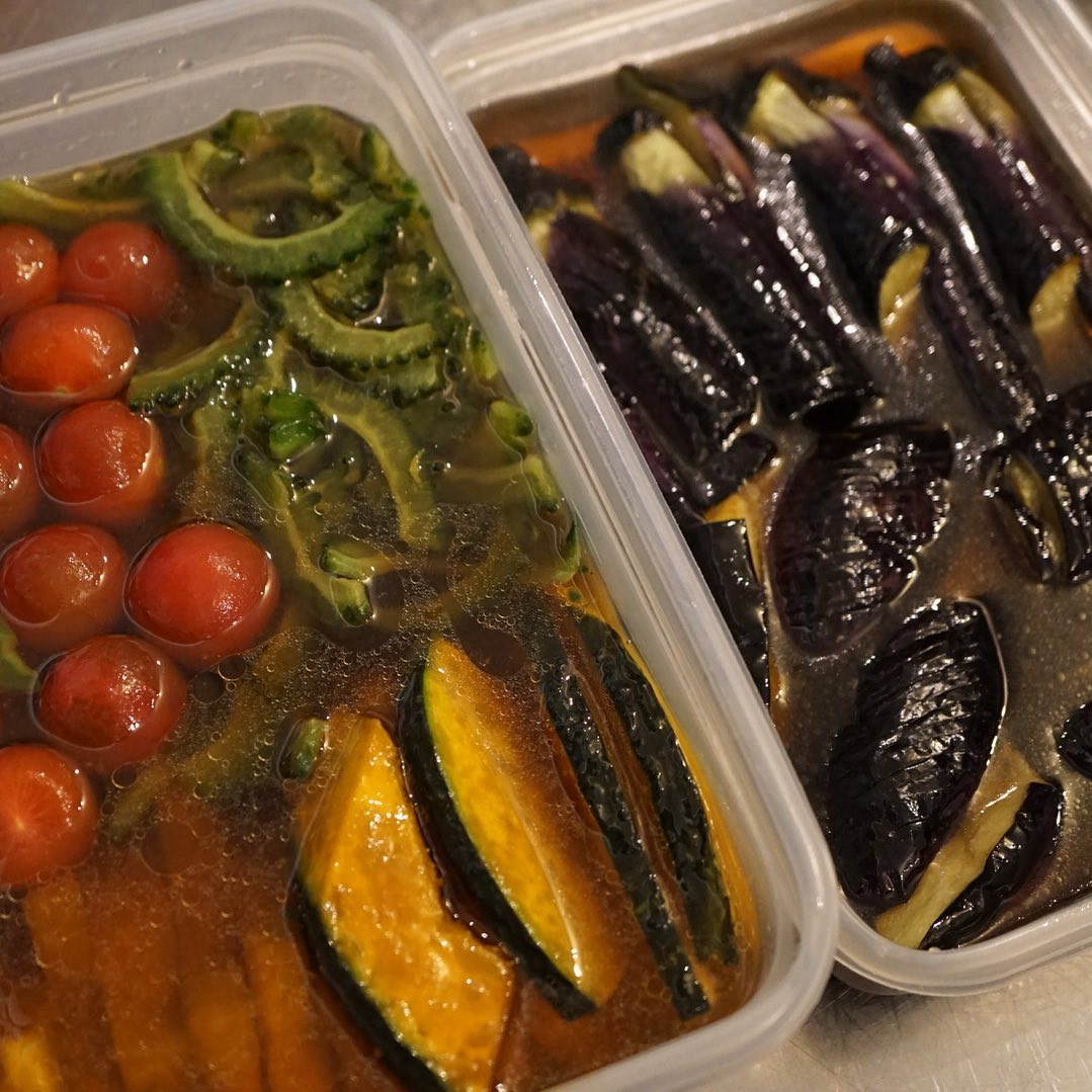 蒸し蒸ししたり、暑かったりすると、こういうの食べたくなりませんかー？「夏野菜の揚げびたしサラダ」は旬の夏野菜を揚げてお出汁に浸して冷んやり浸したサラダです。お出汁の味が染み染みで、ワタシはいつでも食べたいけれど、今でしょ！って思います。大根おろしと生姜を添えて、どぞ！（麻）