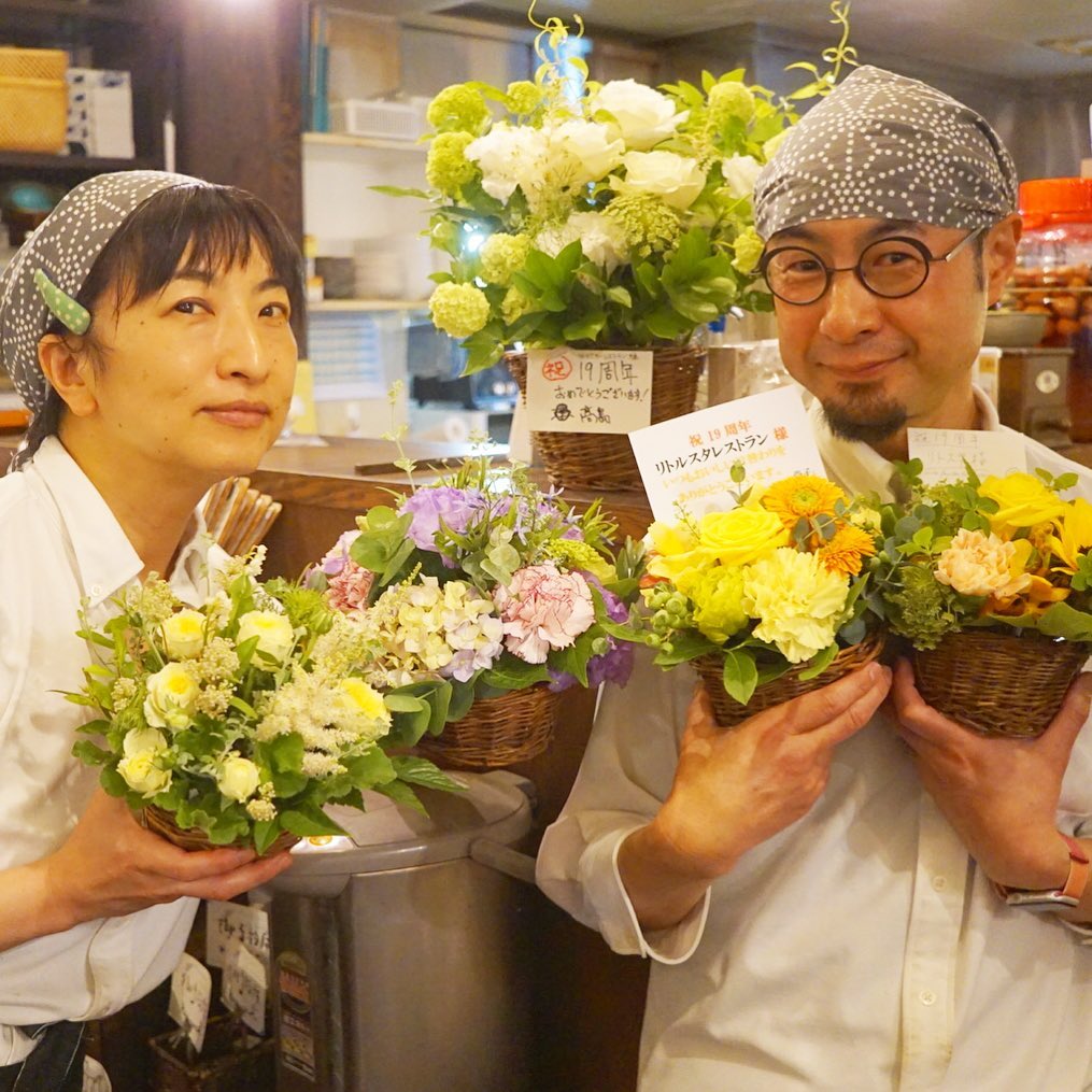 みなさま、本日リトルスターレストランは無事に19周年を迎えることができました！　これもひとえに愉快なお客様と付き合いの良いスタッフのおかげです！平日にもかかわらず、たくさんのお客様にきていただき、さらにお花もたくさんいただきました！ありがとうございました。
店内では19周年にちなんで、スタッフへ19の質問を投げかけ、回答をポスターにして展示しております！読めば読むほどリトスタ通になれるポスターも、ぜひ見に来てくださいませ！（麻）