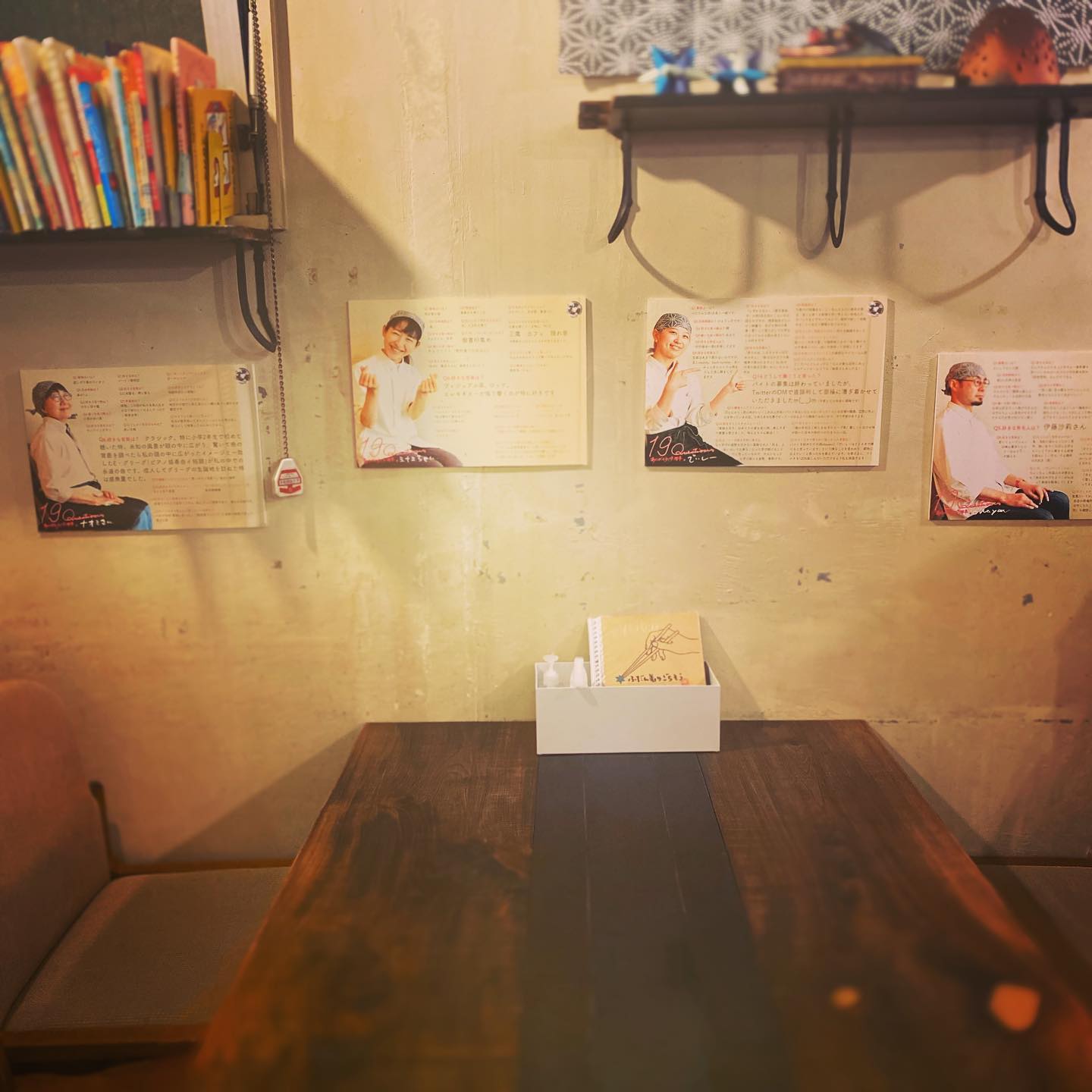 この天気、お客様来るかしら？と不安を感じつつ絶賛通常営業しております！小さな宴会もいただいておりますし、こんな雨の日はリトスタを満喫するチャンスではないでしょうか？
店内は19周年のポスターを展示しております、リトスタスタッフをより良く知っていただける19question！じっくり読めるのはこんな雨の日かも？！（麻）