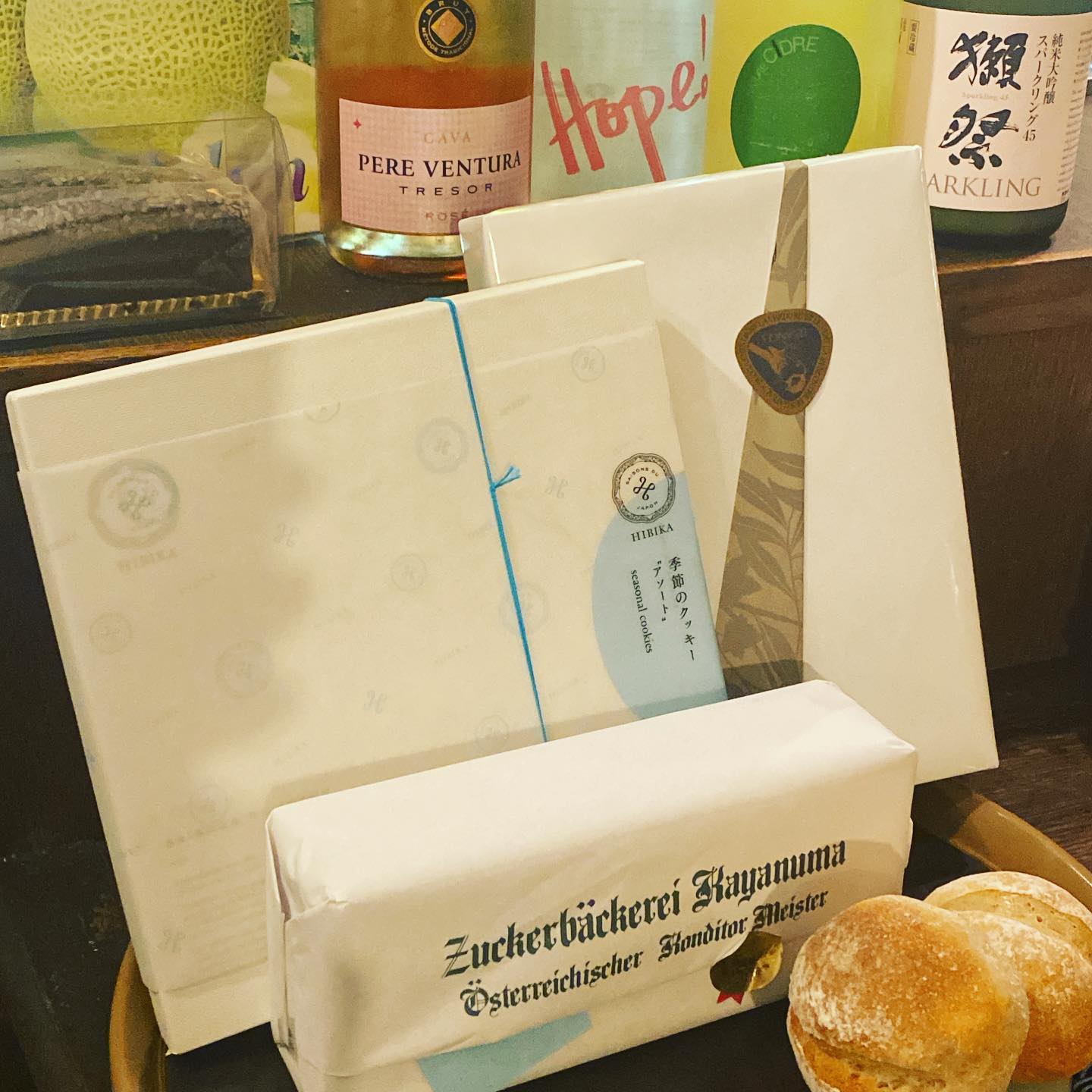 もはや紹介しきれないほど、皆様にお祝いの品をいただき、感謝、感謝です！初日はお花、昨日と今日はお菓子とお酒をいろいろいただきまして…舌のこえたお客様方からのプレゼントはいつも間違いなく美味しい…ミヤザキの美味しいもの記憶リストにしっかりと組み込んで、活かしてまいりますー！
20年目もよろしくお願いします！（麻）