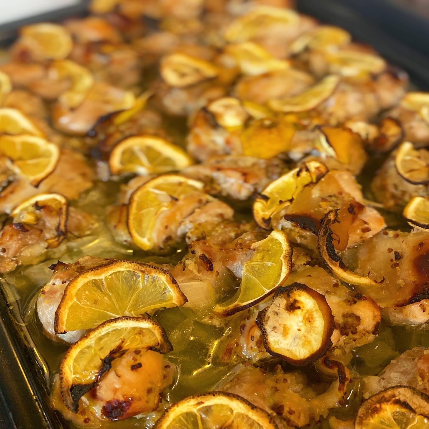 さて、今週のリトスタは〜？　和食もおさえつつ、地中海周辺を攻めてますよ！　「塩麹レモンローストチキン」は、塩麹が和食っぽいけど、タイムとニンニク、レモンが爽やか、シチリアとか南仏にありそうなローストチキンです。、これやばい！とokayanとナベさんも太鼓判の美味しさです。ワインもビールも良いけど、綺麗系の日本酒にも合いそうですよ！　数年前のクリスマスディナーでお出しした一品です。
もう一つは「牛肉と茄子のタジン風」ターメリックやカルダモンなどのスパイスでら優しく風味付けした牛肉のトマト煮込みと揚げ焼きした茄子のハーモニー…スタッフぬまっちも「あの、美味しいやつ…！」と目を輝かせる一品です。レモンをギュッと絞って爽やかさ満点、茄子と牛肉とトマトの組み合わせ、ら美味しくないはず無いっ！　ぜひぜひお試しあれ！（麻）