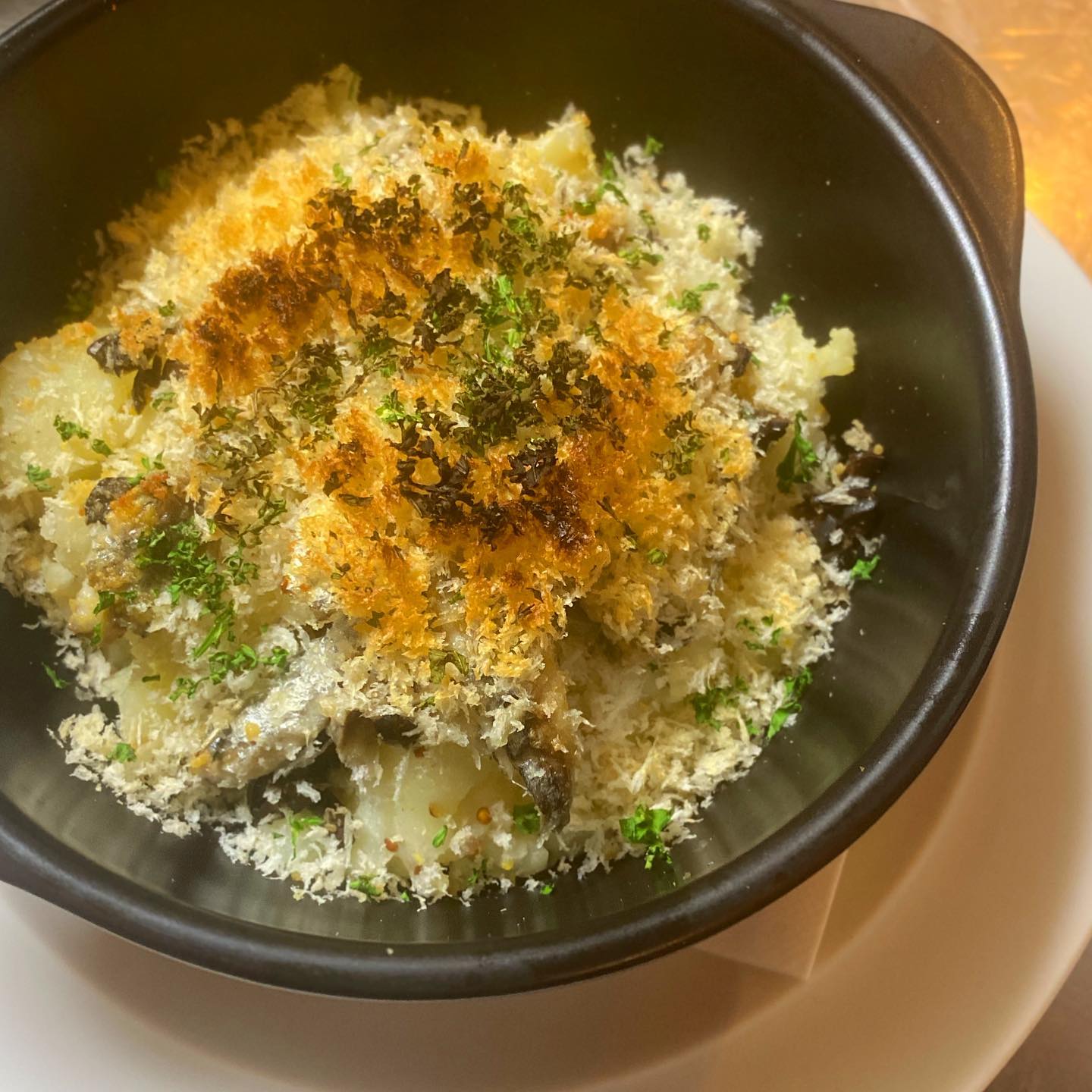 はい、今週の夜のリトスタは、ポルトガルから地中海方面と和食のコラボかな！と思っております。イワシとくればジャガイモ、というのがポルトガルのイメージ？！「自家製オイルサーディンとジャガイモのハーブ焼き」は新メニュー、マッシュポテトに粒マスタードをアクセントに混ぜ込んで、黒オリーブと自家製のオイルサーディン、パセリとパルメザン・チーズたっぷりのパン粉をのっけて焼き上げます。サクサク食感と自家製ならでは旨味たっぷりオイルサーディンの組み合わせは白ワイン持ってきて！って感じですよ！
先週からの新メニュー好評の「イカの台湾風香味和え」はパクチー嫌いのスタッフもこれは食べられます！というベストマッチな組み合わせ。
さらに「アボカドとそら豆・牛肉の柚子胡椒和え」もまだやっております、ぜひぜひ食べてって〜！（麻）