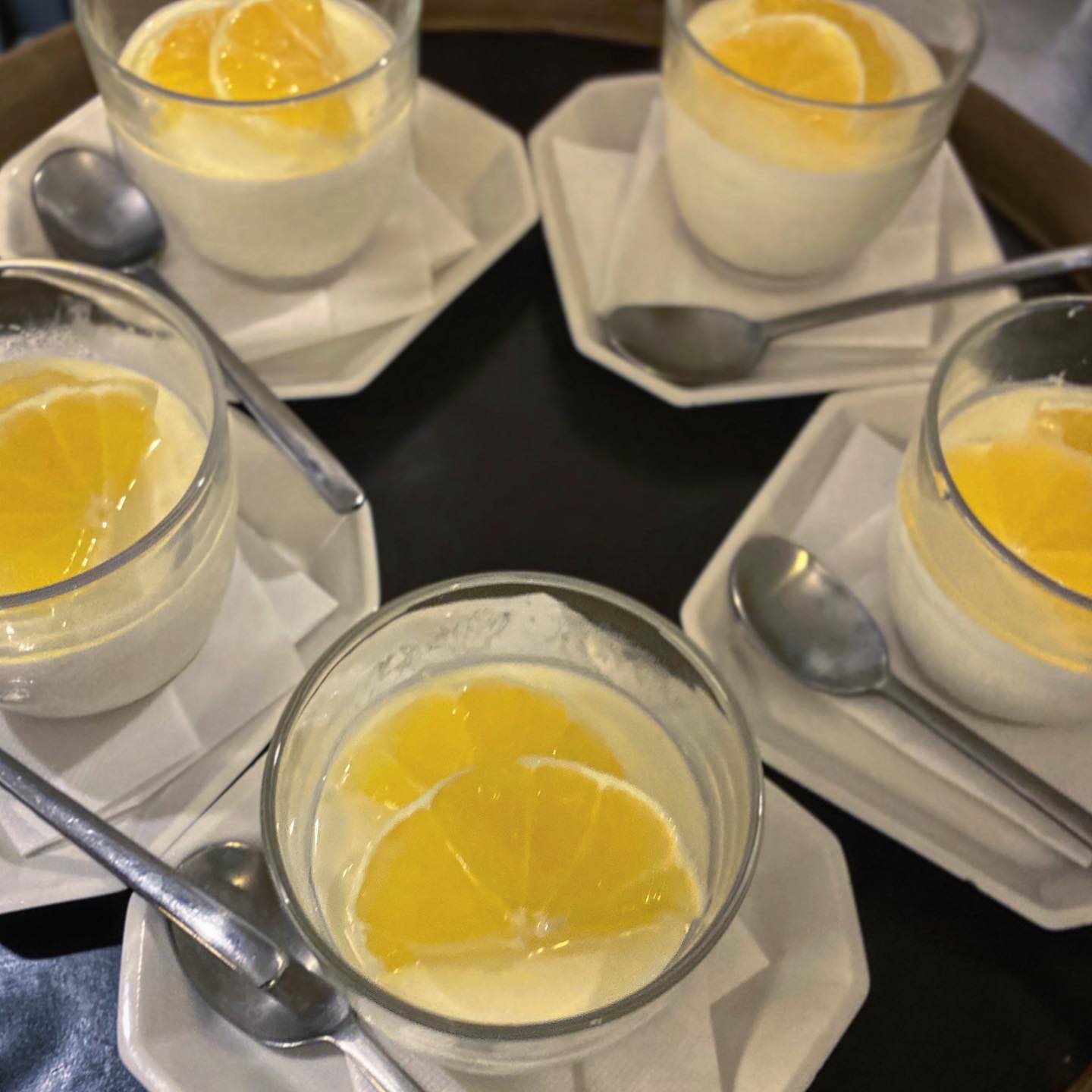 年間を通じて旬のフルーツとお届けしておりますレアチーズケーキ、切り替わりましたよ「小夏のレアチーズケーキ」です！　思えばレアチーズケーキはこの小夏から始めたのでした。高知・森田農園さんの小夏は特別に美味しい！と思っているのですが、今年は天気の影響がほとんど収穫できなかったということで、お出しできるのは限定的？！
この爽やかな甘酸っぱさ、ぜひ味わっていただきたいです。（麻）