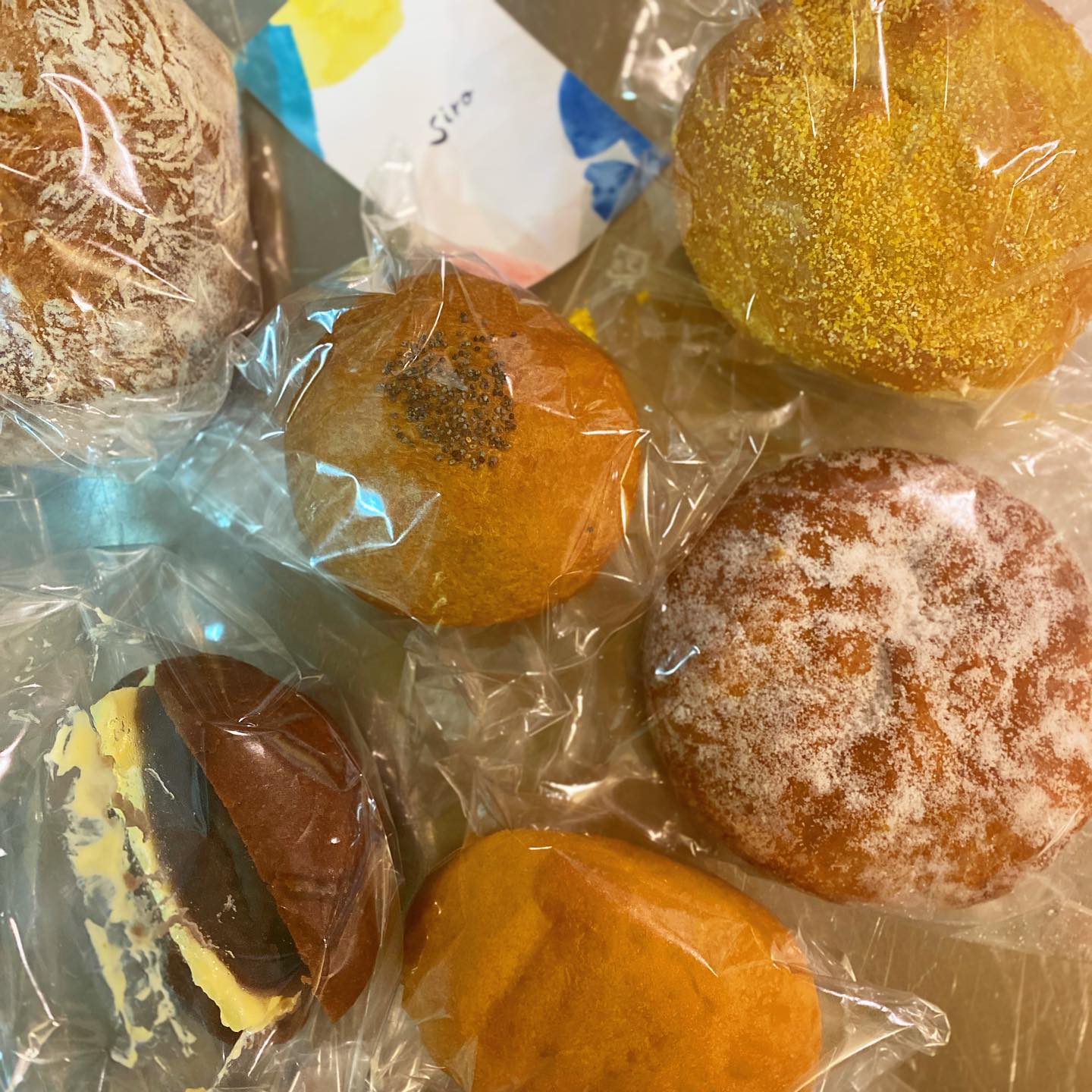 台風の影響による雨風にも負けず、ご来店ありがとうございました！　お客さんで仲良しのめっちゃ美味しいパン屋さん、Siroさんにお祝いにパンをいただきましたよ！そして記念日前日には、混む前にフライング〜！と元こいけ菓子店圭子ちゃんから、ビスケットをお祝いにいただきました。もちろんお手製です。
美味しいもので繋がってるって嬉しいものですねー。ありがたくみんなでいただきます！（麻）