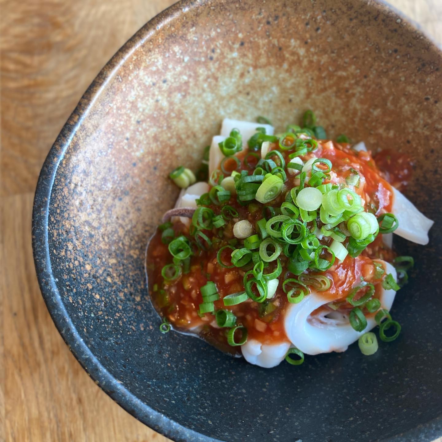 今週はなかなかメニューをご紹介できずにまいりましたが、店長的新作お気に入りは「イカの台湾風香味和え」です。ニンニクと生姜、パクチーとネギ、青唐辛子を加えた5種を台湾では五味というそうで、その香味野菜にケチャップと砂糖と酢でチリソースふうに仕立てた冷菜です。最初はokayanの弟あっちゃんが釣って送ってくれたアオリイカでお届けしておりましたが、すぐにそこをついてしまったのでスルメイカでお作りしています。酒の肴だね！
もひとつ夏らしい爽やかなら辛味は「アボカドとそら豆・牛肉の柚子胡椒あえ」です。こちらも贅沢に少しずついただきたい酒の肴。もちほん飲兵衛さん以外でもご飯のおかずに行けるかも！
では、今週は本日まで、よろしくお願いします！（麻）