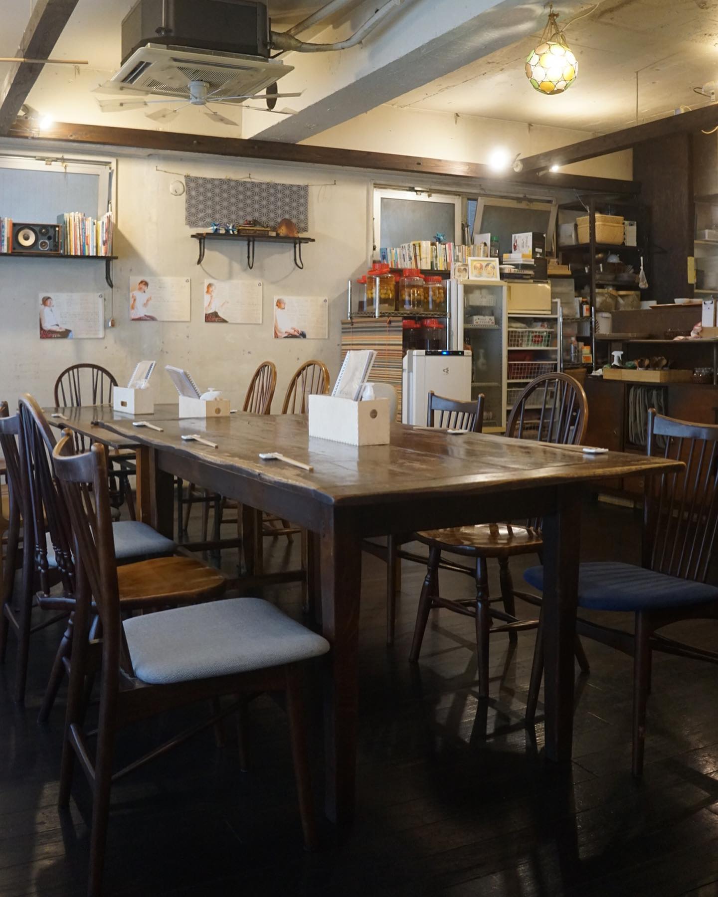 さてさてさよなら6月最終日は金曜の夜、いや、お知らせしておりましたとおり今夜は当店貸切となっておりまして、通常営業はお休みさせていただきます。
しかし長らく続くコロナ禍で貸切なんてほとんどなかったここ数年…ひっさしぶりの貸切ご宴会は着席で13名さま…いや、15名さまくらいまでならこんな感じでひと島でなごやかにやっていただけそうだなぁと…それ以上なら二島でという感じでしょうか？いや、久しぶりなんでご参考までに〜（ヨロシクオネガイシマス！）（お）