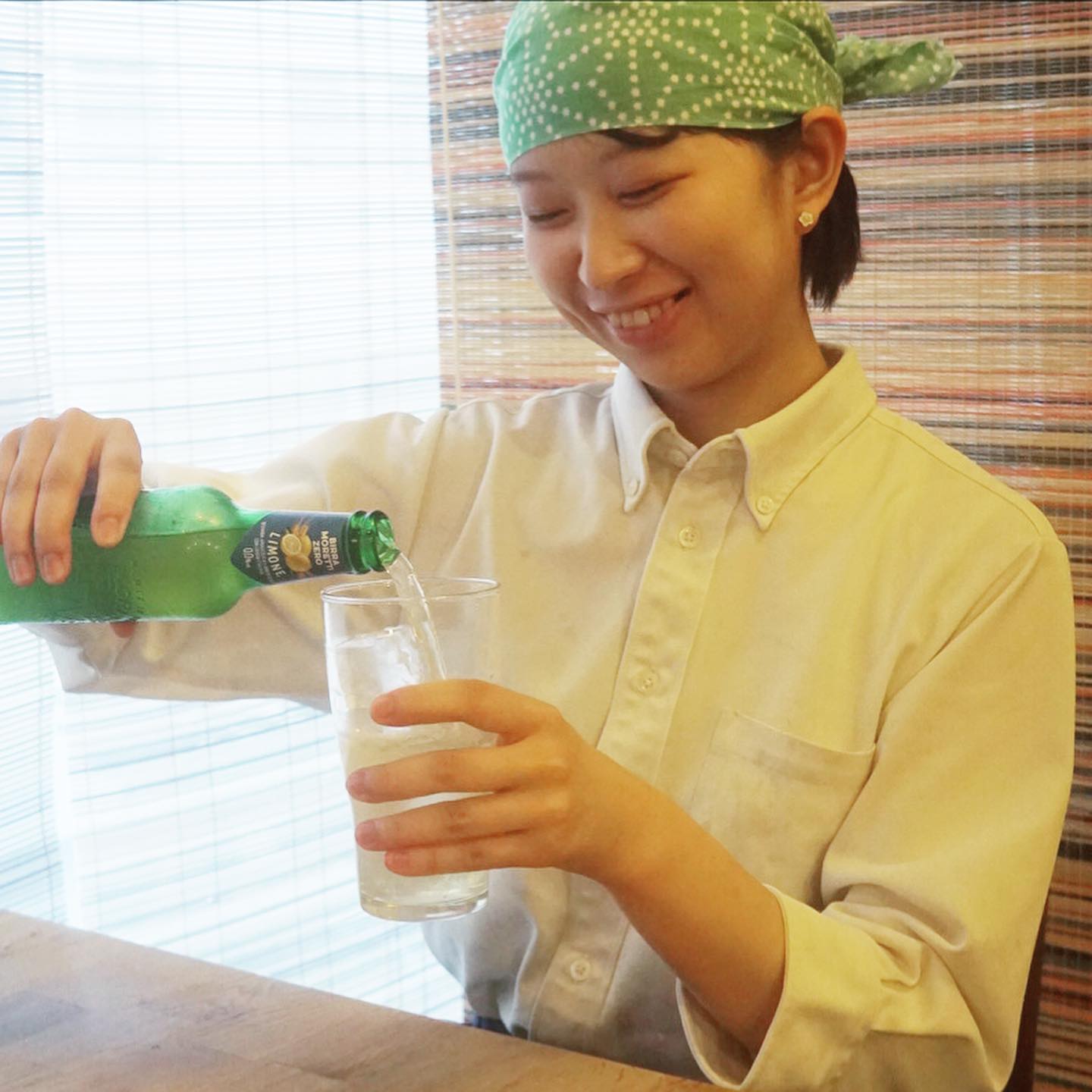 さてさてこの夏も緊急入荷はレモンのノンアルコールビール…というより小粋なイタリアンレモネードは「モレッティ・リモーネ」！今年は大学生スタッフのでいしーにキャンペーンガールやってもらいましたよ！と（笑）いや、ノンアルビールだけあってグラスに注ぐとビールっぽい泡がちゃんとたつよ！だけどやっぱりノンアルだからハタチ前のでいしーだってもちろんのんでヨシ！と（笑）数量限定でこの夏もお見逃しなくー！（お）