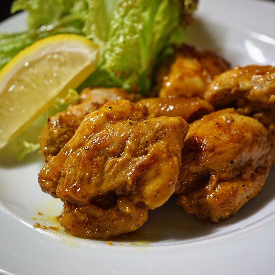 じゅうじゅう焼いてスパイシー！なんだかんだでやっぱり暑い夏がいちばん旨い！「自家製塩麹タンドリーチキン」！いや、ワタクシなんかリトスタオリジナルカレー粉を合わせて下ごしらえしている時からもうすでにおいしそうでさと（笑）、いや、もちろん〆はこの流れで「茄子ときゅうりのフレッシュキーマカレー」が推しですっ！ぜひ！（お）