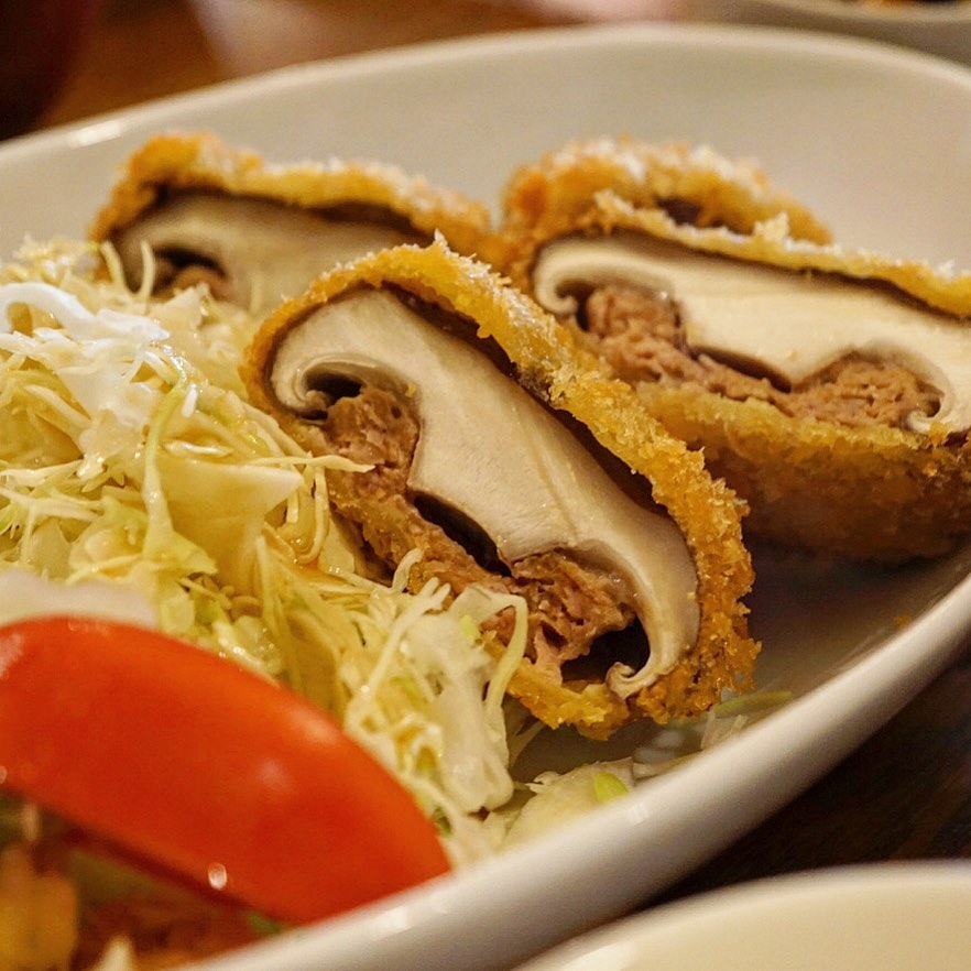 さてさて昨夜ディナーも今日のお昼も一番人気はうちのかぁちゃんが作って送ってくれた大ぶり肉厚のしいたけがババンと主役！「しいたけの肉づめフライ」！いや、みなさん口々に「しいたけがおいしかった！」と、いや中には「しいたけ買いたいです」！って方まで現れて（ありがとうございます）いや、今度かぁちゃんに伝えとくね！（笑）
もちろん今夜も登場！お見逃しなく！（お）