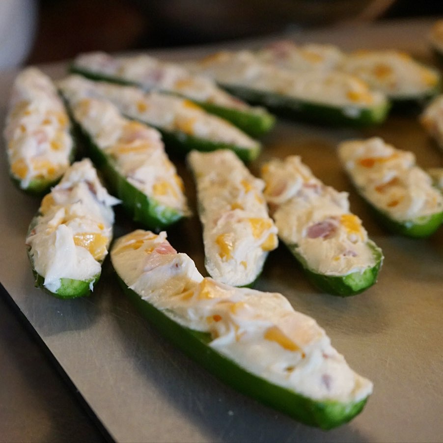 さてさて今夜のビールのおともと言えばこれしかないっ！とうがらしの仲間は三鷹産ハラペーニョ！危険物を扱うようにウメさんが種を取り出したところを、今度はぬまっちがベーコンとチェダーチーズ、クリームチーズを詰め込んでからり揚げたて熱々ピリ辛！「ハラペーニョホッパー」でひえひえビールがすすむススム！間違いないっ！（お）