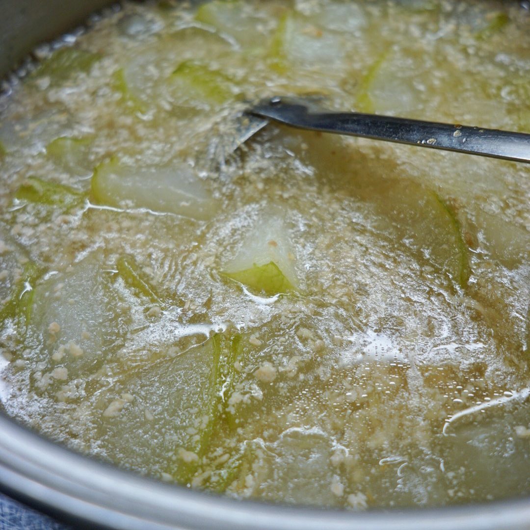 さてとたいして予約もなく土曜日の夜！（なんで？？…苦笑）お通しは夏らしい「冬瓜のそぼろ煮」作りたてはやさしいお味ですよ〜
ワタクシからは以上でーす！（笑）（お）