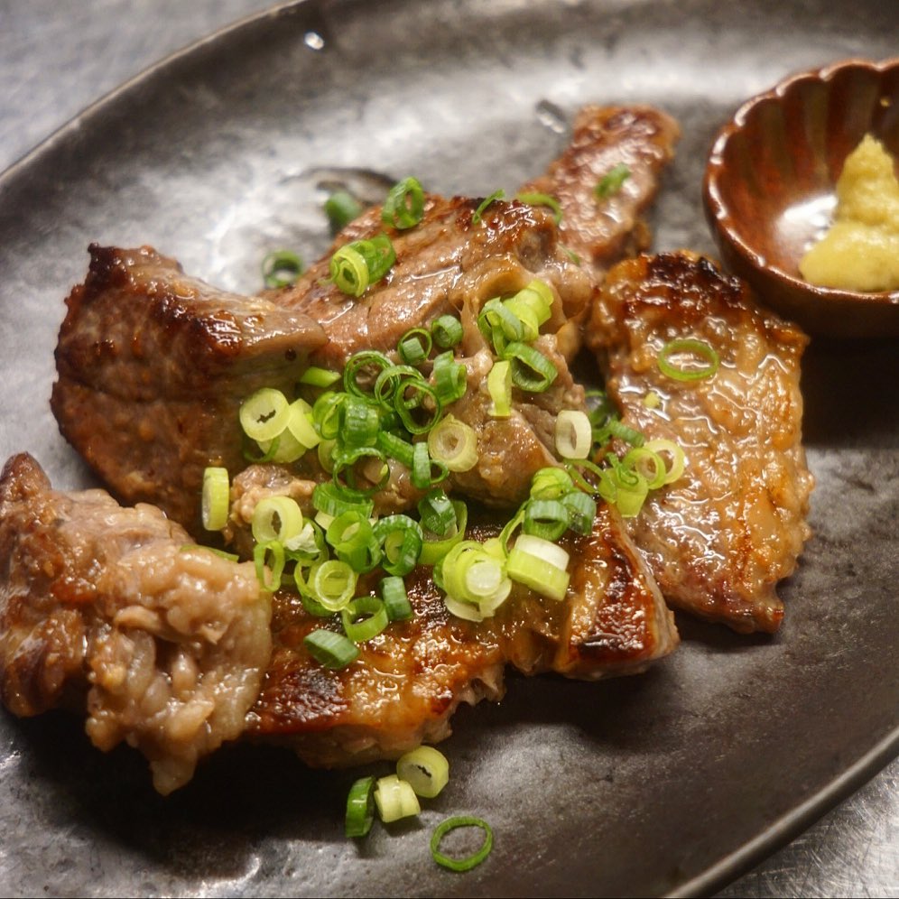 ああ、夏の元気ならやっぱり牛肉がヨシ！とじゅうじゅう「牛肉の自家製塩麹漬け焼き」！いや、塩麹に一度漬けるだけでなんでこんなにやわらか〜く旨みもマシマシなんでしょうね？とやさしい塩味でお肉のおいしさしっかり味わってね！って、ワタクシも味わいたいです、ハイ（笑）（お）
