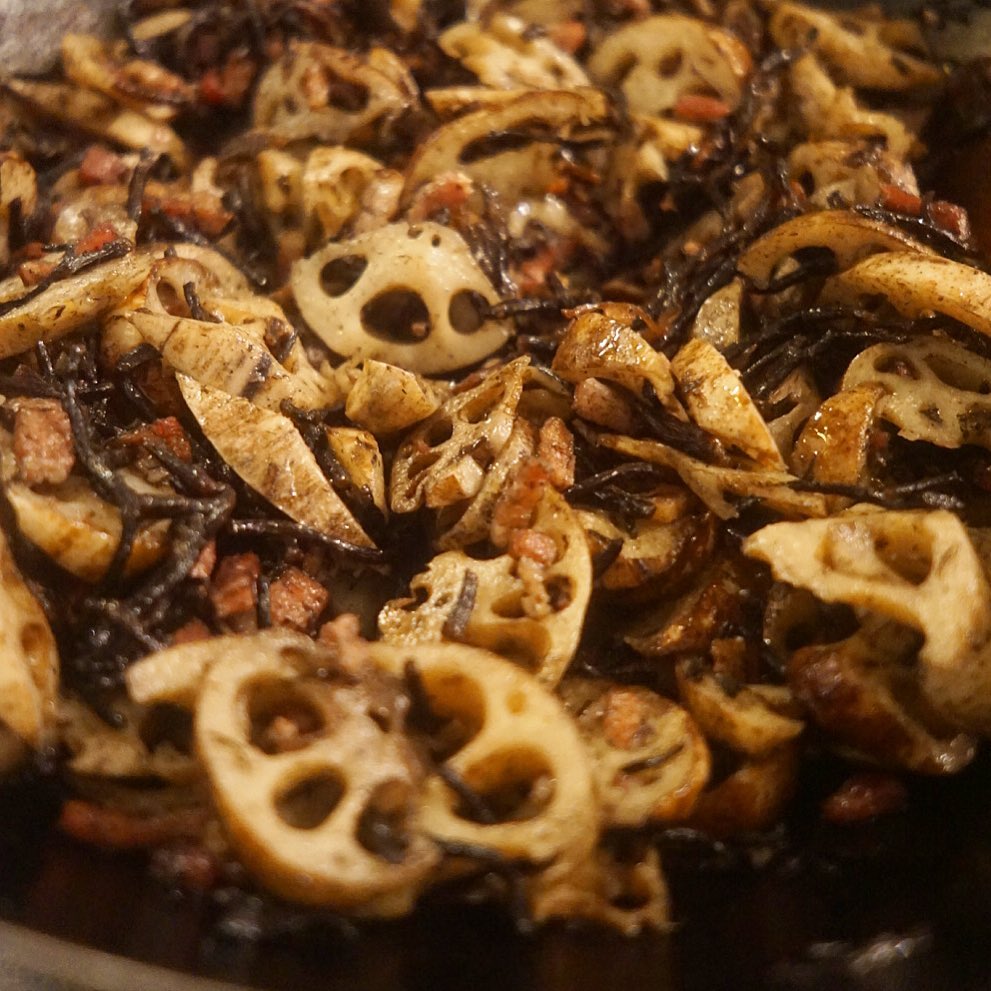 あぁ、午後は中華鍋大鍋にざくざく出来上がってたお惣菜は「れんこんとひじき、ベーコンのナンプラー炒め」！いや、これがホントにおいしいんだけれど、食材の組み合わせに味付けのチョイスと…ちょっと想像できないですよね？（苦笑）いや、説明するのも難しいんですが…なのでひとまず3品盛りかなんかで挑戦してみていただけるとうれしいなぁと（笑）、いや、ファンになること請け合い！（笑）よろしければぜひ！（お）