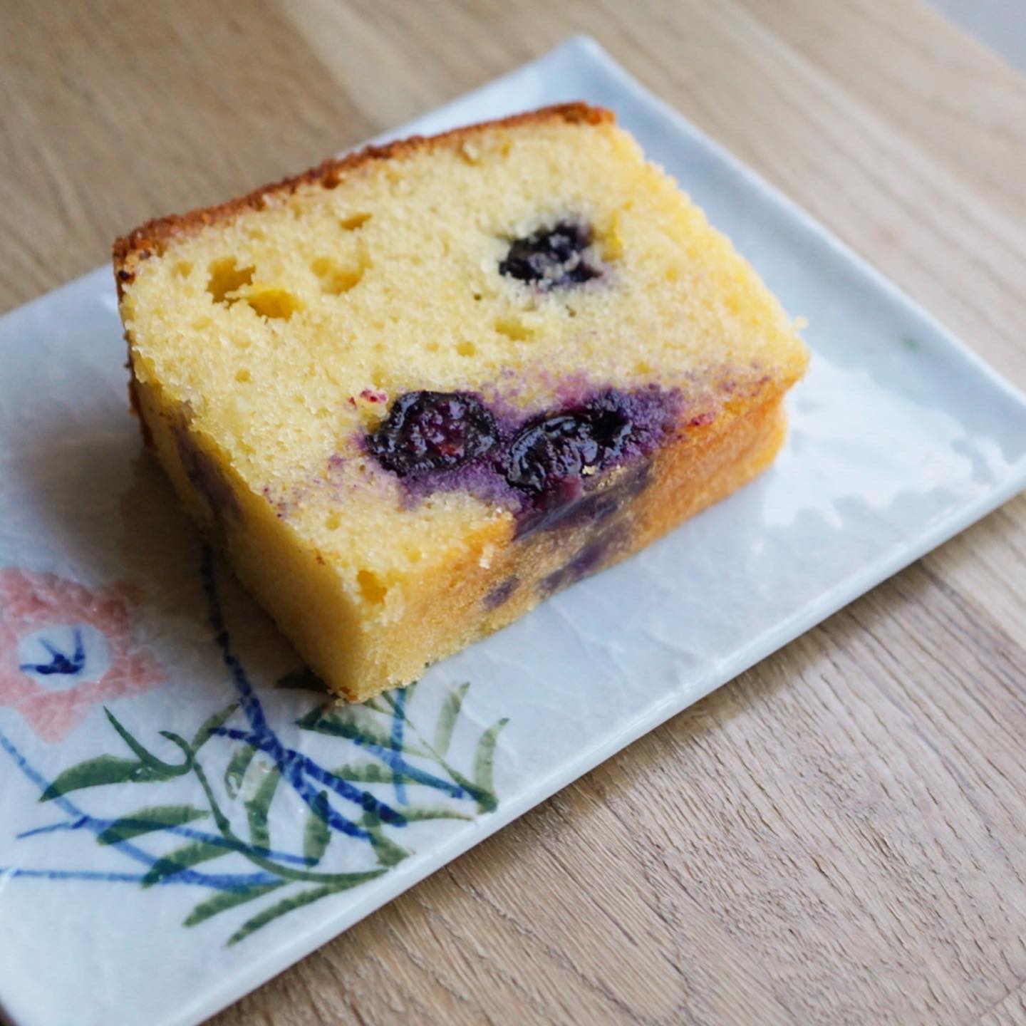 さて、暑い中ランチにお越しいただきありがとうございました♪始まっております今週のリトスタ、デザート情報です〜。
まずはパウンドケーキが切り替わりました！「ブルーベリーとはちみつレモン」です。出始めました三鷹産ブルーベリーと、自家製のはちみつレモンを合わせた爽やかなパウンドケーキ、ヨーグルトを少し隠し味にさっぱりと。
新作は「ココナッツ風味のオートミールビスケット」です。有機オートミールとココナッツファインを組み合わせて、ザクザクしっとり食べごたえのあるビスケットは、素朴な美味しさです。
先週末からのさくらんぼのブラウニーは折り返しております、あるだけでおしまいです。
そして地味極まりない絵面の「桃のババロア」は大好評いただきありがとうございますつぶつぶ桃感を残した「桃っ！」って感じに仕上がっております、ぜひお試しあれ。
それでは今週もよろしくお願いします！（麻）