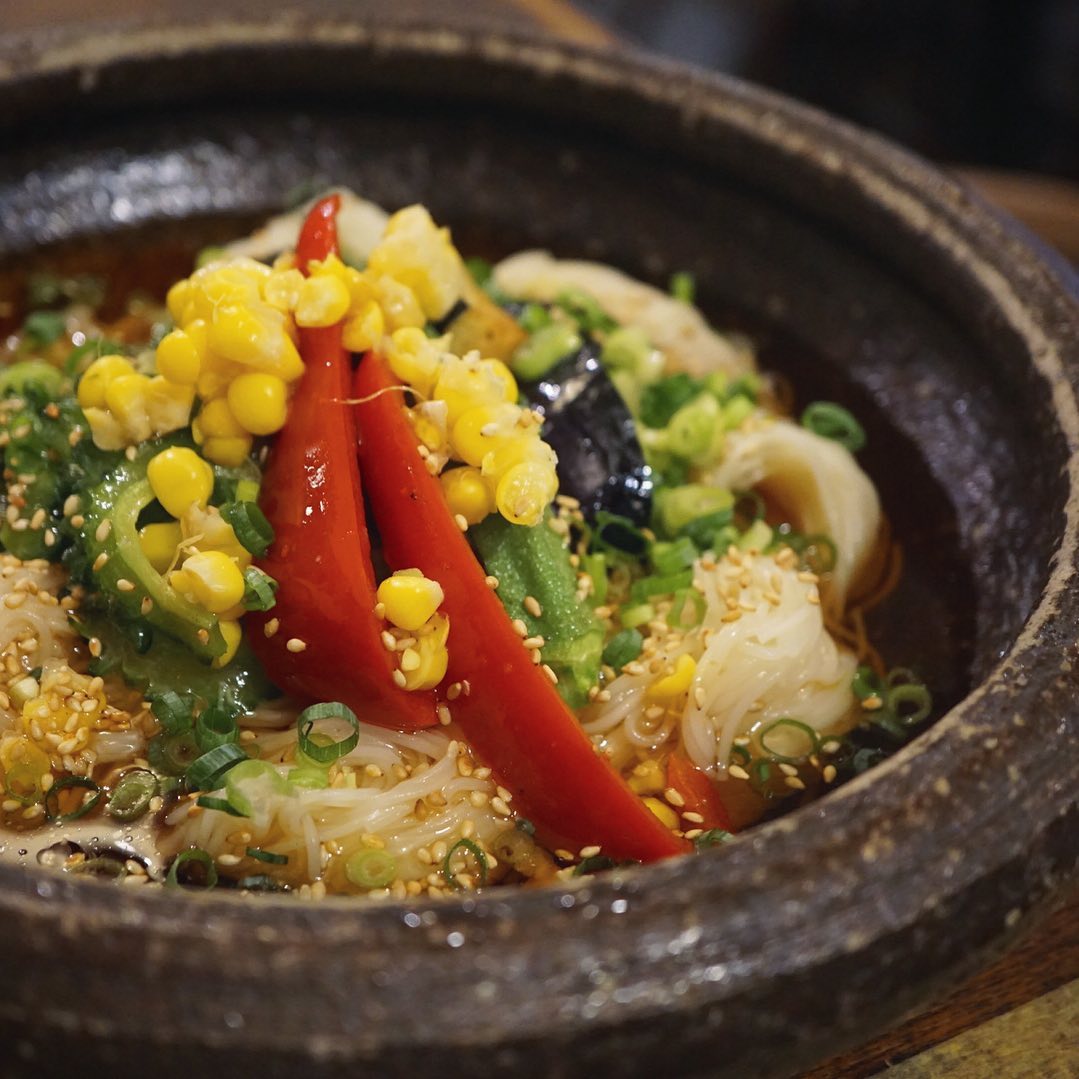 さて、今週の夜のリトスタは、七夕ウィークということで「揚げ野菜のっけそうめん」を推してますよー！野菜は日替わりでちょっと変わると思いますが、茄子やゴーヤ、とうもろこしやパプリカなど夏野菜をさっと揚げてのっけております。観て華やか、食べて美味しく納涼気分、七夕そうめんいかがですかー？（麻）