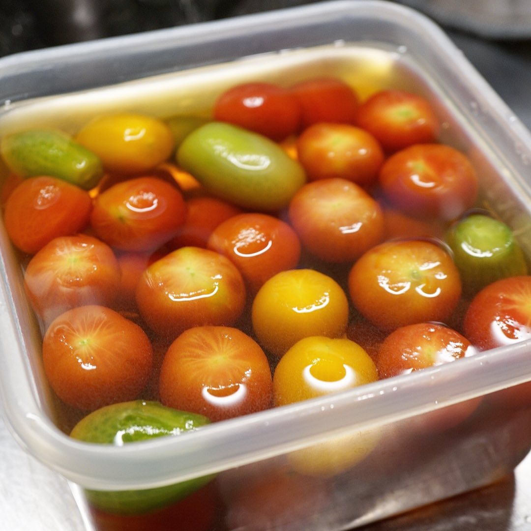 ひたひた湯むきした色とりどりのミニトマトは、やさしいお味の出汁にただただひたされているのです…ひんやり冷やしてみなさまのもとに、この暑い熱い夏はこんな小さなトマトに思いがけず癒されることもあるんだよと、そんなことに気づいてみてもいいと思う（お）