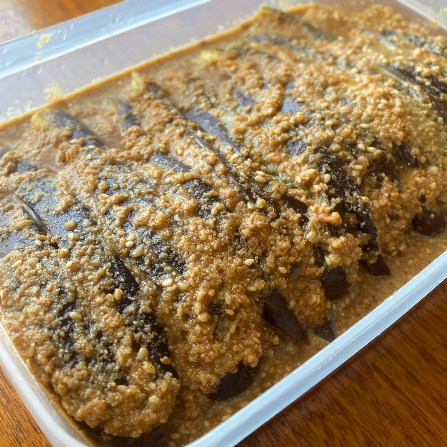 「冷やし茄子・ごましょうゆだれ」冷えてますよー！　リトスタオープン当初からの夏の定番、蒸し茄子を冷やして、にんにくで風味漬けしたごましょうゆだれに漬け込みます。お出しする前に小葱とおろし生姜を飾って、ピリリとアクセントのある夏の肴。3回お代わりした人、いましたね！どうぞお試しください〜（麻）