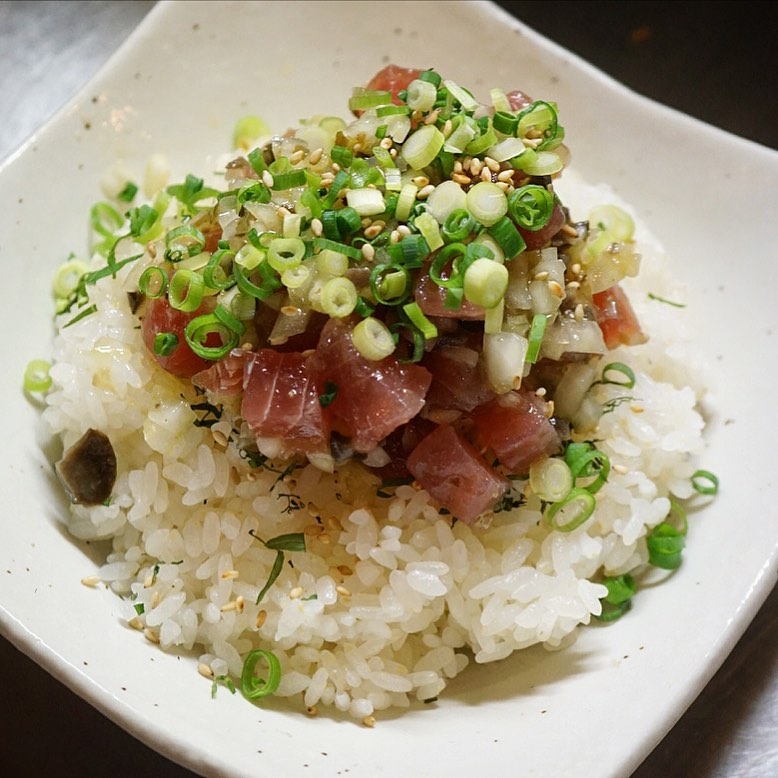 今週のとっておきは「まぐろのタルタルごはん」！タルタルといってもマヨネーズのあれじゃなくて、まぐろと香味野菜はたまねぎピクルス黒オリーブ青じそなどなど程よく細かく刻んでオリーブオイルであわせた薬味をいっしょにあつあつごはんにのっけ盛り！ちょっと洋風な海鮮どんぶり？これもちょっと想像しにくい味だと思うけと、びっくりするほどおいしいよ！（笑）ぜひ！（お）