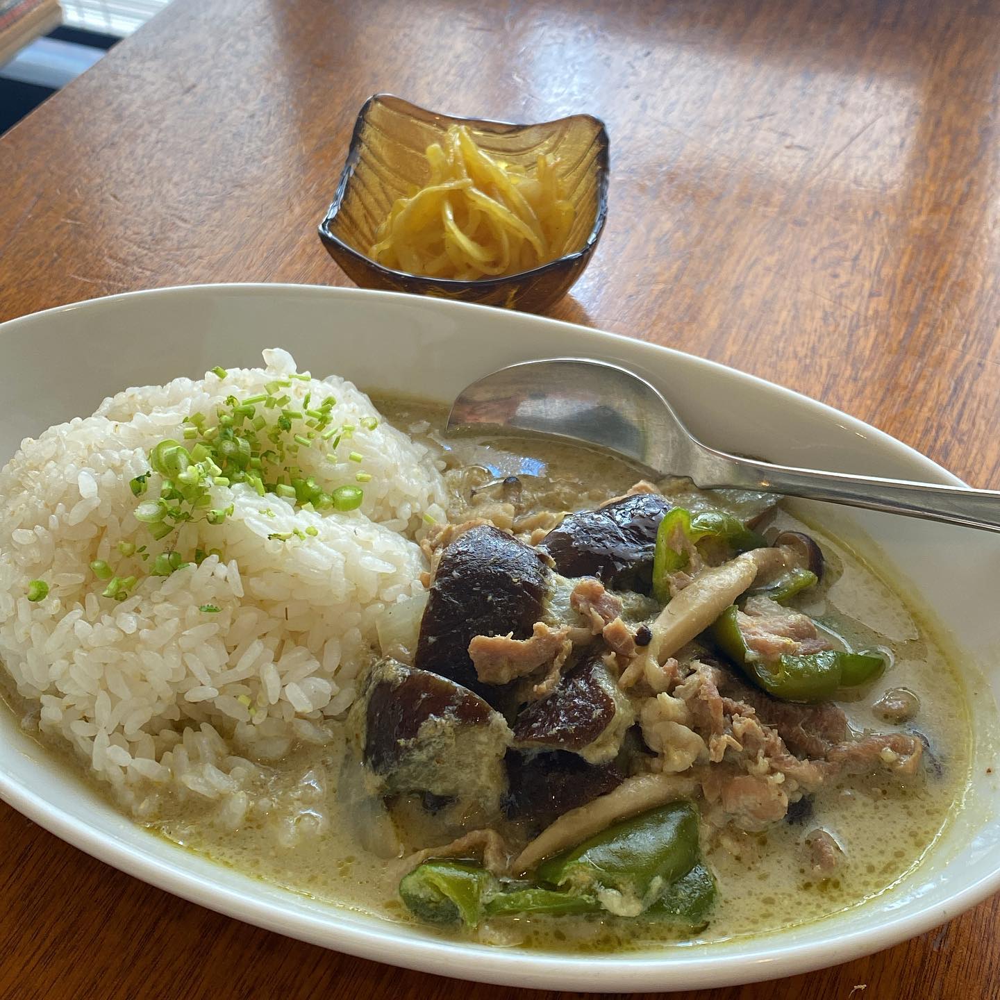 はい、仕込みに来ておりますよ、明日から営業しますリトスタ、賄いは店長特製グリーンカレー。今日のうちにしっかり仕込んで、明日からバシッとがんばります！
ちなみに、明日のランチはエビフライ、夜は阿波踊りのためご予約多数頂いておりますので、お電話はお早めに〜！（麻）