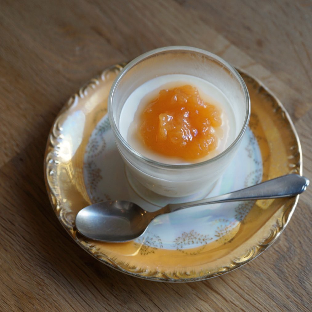 さて、お盆休み明けまして、店内専用デザートも切り替わっております！　ひさびさのレアチーズは「桃のレアチーズケーキ」です。爽やかな甘酸っぱさのレアチーズケーキに、自家製桃ジャムをポテンとのせて、桃の季節もそろそろ終わるかな…？と味わっていただきたく存じます！来週末は金曜日の夜、土曜日は丸一日、貸切営業となっております！お気をつけて、今週末は日曜日、まだお席ご予約できますよー。本日の夜はそろそろ埋まっちゃうかもです！
では今週もよろしくお願いします〜（麻）