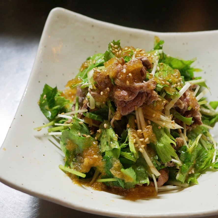 さて、今週の通常夜営業は本日と日曜日のみ！　牛肉と香味野菜のサラダをお出ししております〜。さっと茹でた牛肉とシャキッと香味野菜を、みんな大好き玉ねぎしょうゆドレッシングでさっぱりといただきます。残暑も続いておりますが、なんとか乗り切ってまいりましょう！（麻）