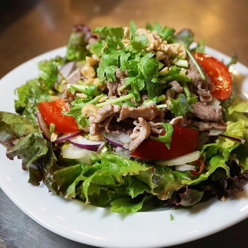 ヤム・ヌアを食べ逃したー！とおっしゃっていたお客様がいたなあ…というわけで今週はやってますよ、タイ風の牛肉サラダ「ヤム・ヌア」。ライムとナンプラーの爽やかなドレッシングがポイントです！
今週のご飯ものは「イワシのコンフィと香味野菜のごはん」豊洲直送のイワシをえいやえいやと捌きまして、低温オーブンでコンフィにしました。すだちを絞って召し上がれ〜！
新メニューは煮物2種。「冬瓜と海老の炊き合わせ」は、お出汁と海老の旨みを冬瓜に含ませた、お腹にも気持ちにも優しい一品。青柚子をすりおろして香り豊かにいただきます。
もう一つは田舎のおばあちゃんちに行ったら出てきそうな安心の味「牛肉と揚げ茄子の生姜煮」。コトコトじっくり柔らかくなるまで煮た牛すじ肉の甘辛煮に、サッと揚げた茄子を合わせて仕上げます。生姜の香りと安心の甘辛味でご飯もお酒も進みますよー。
では、来週平日はお盆休みをいただきますリトスタ、今週のうちにぜひゆるりと楽しみに来てくださいねー（麻）