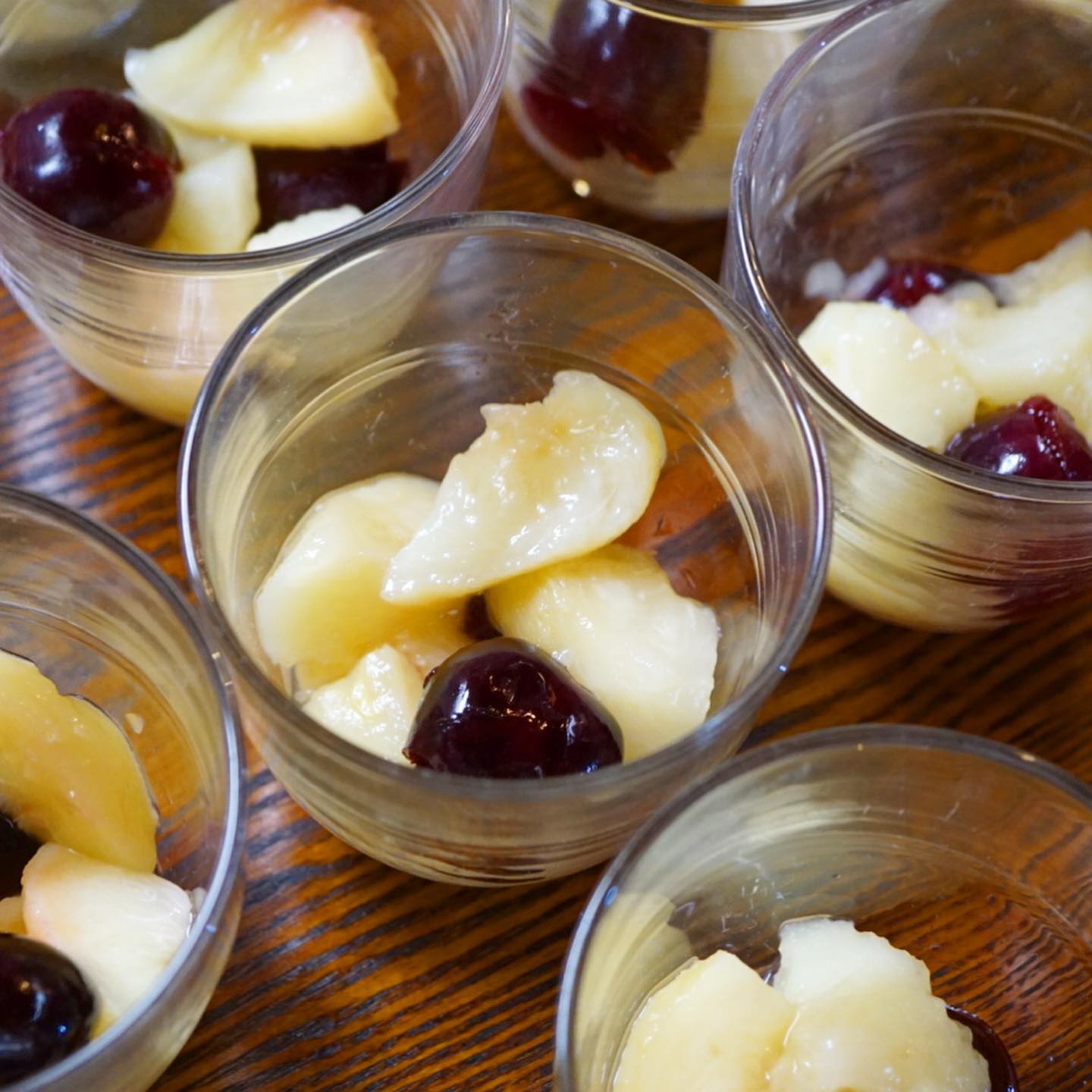 今日からババンとデザートが切り替わりましたよ今週のリトスタ！　桃のババロアは大好評のうちに終了いたしまして、今日からアメリカンチェリーと桃のコンポートのゼリー！お作りしております。思ったより数ができなくて、あと18個くらいしかないんですが、上品な甘さのコンポートに仕立てたアメリカンチェリーと桃を、白ワインベースのゼリーで包み込みました。コンポートのシロップもゼリーのベースに使ったら、チェリーの赤が移って綺麗な赤のゼリーになりました。ひんやりフルフル夏のゼリー、食後でもつるんといけちゃいますよー。
パウンドケーキは「巨峰と自家製桃のジャム」、小さなケーキは「キャロットケーキ」で行ってみよう！（麻）