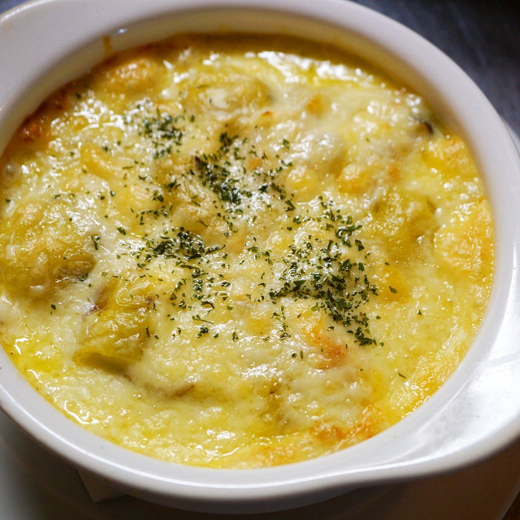 いやいや10月を前にいよいよ秋は栗はじめました！と第一弾は大人気！「栗ときのこ、チキンのグラタン」！って昨夜さっそくお召し上がりは中学生？くらいのお嬢さんとお母さん、小皿に栗だけ取り出してたから「あぁ！おいしいとこ最後にたべる作戦？！」とお伺いしてみますと「いや、あつあつなんで（ちょっと冷ましてる）」と、そう！確かにグラタン！やけどに注意のあつあつだ！と（笑）そんなところも実にかわいらしく、そしてお帰りの際は「おいしかったです！」もいただけて、いや、この秋の栗は実に幸先ヨシであります！（笑）（お）