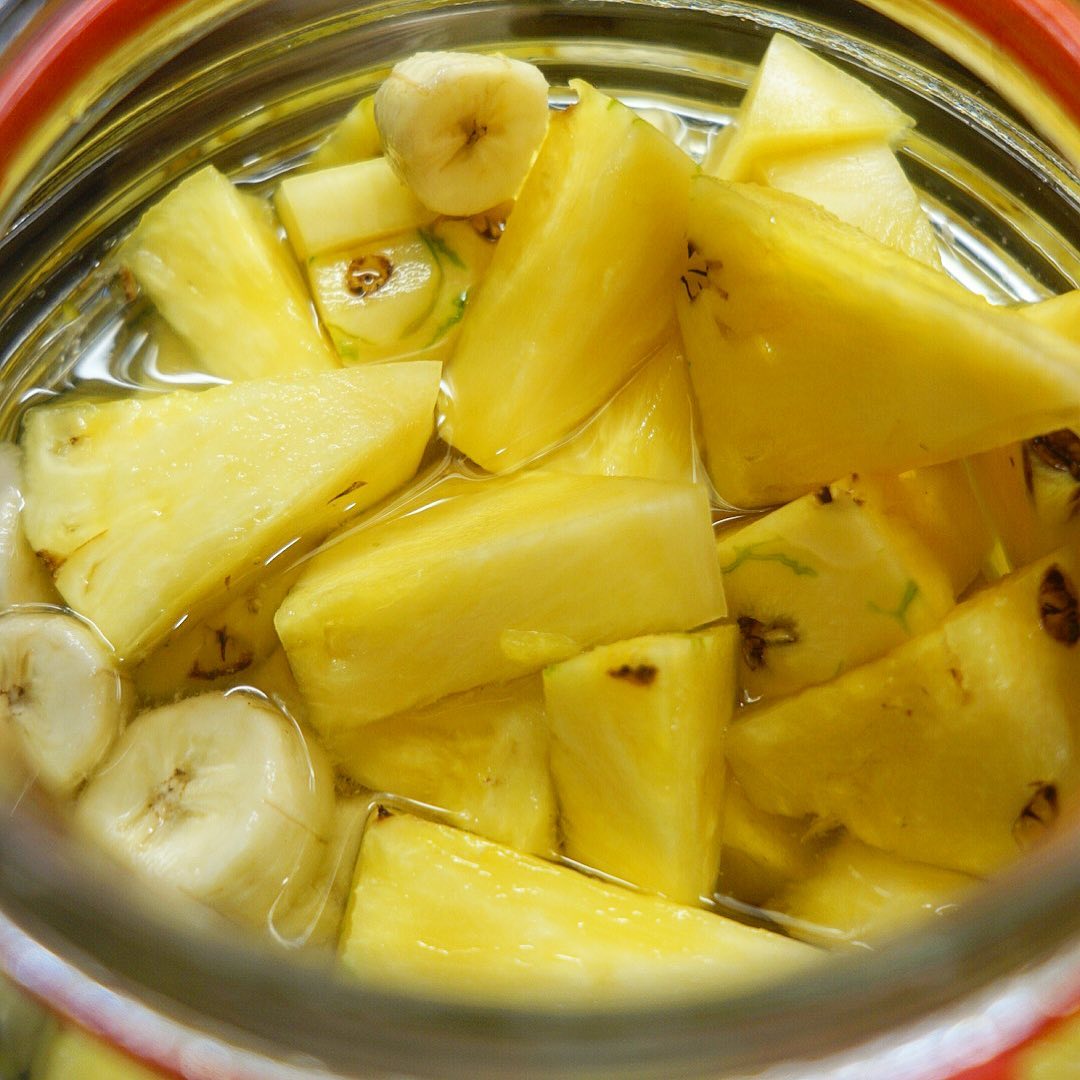 さてさて夏のメニューがそろそろおしまいの今日この頃、おなじみ季節のミックスフルーツ酢も今日からの「パイナップルとバナナ」のコンビは今季最後かしら〜と、えぇ、ほんのりトロピカルなおいしさぜひ〜（お）