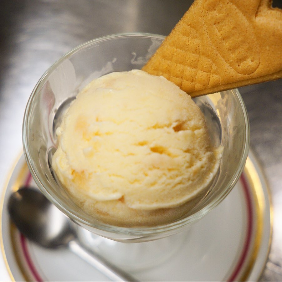 いやいや先日は終日貸切若いお客さんご夫婦の結婚パーティーのためにご用意した新作アイスは「桃とクリームチーズのアイスクリーム」！いや、パーティーご列席のみなさんにも大好評！スタッフ的にも当店自家製アイス史上一番おいしい！と（暫定）太鼓判！残りひとタッパですよ！お見逃しなくっ！（お）