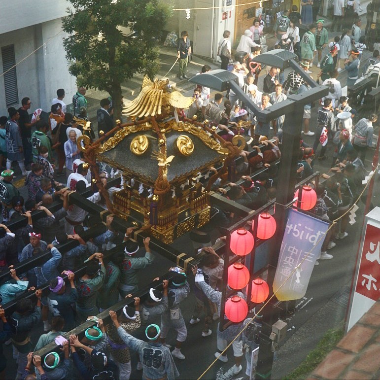 そして豪華絢爛お神輿もワッショイワッショイやってきた！…そしてこのあとはやっぱり三鷹恒例の阿波踊りが出ておしまいかな？…って、当店夜のお席は潤沢ですよ（苦笑）よろしければぜひっ！（笑）（お）