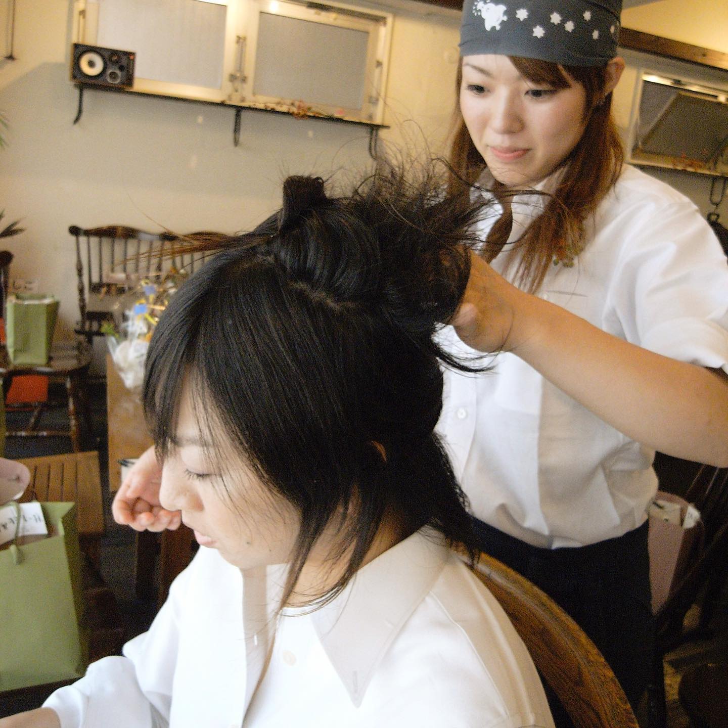 あー、秋分の日の祝日はなにげにワタクシドモオーナー夫婦は16回目の結婚記念日〜…ということで毎年恒例は当店初の1日貸切で行ったそのワタクシドモの結婚式「月と太陽」から、今年はちらりとその裏側などなど〜（笑）（お）