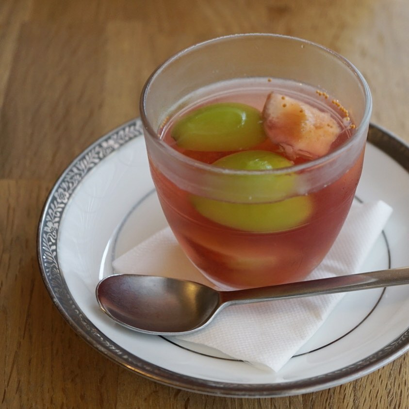 イートイン専用のスイーツ、切り替わりましたよー！　今回は秋のフルーツポンチをイメージした、「シャインマスカットと甲斐路、いちじくのゼリー」です。皮ごと食べられる2種のぶどうに、赤ワインとシナモンでコンポートした三鷹産のいちじくをあわせた、ほんのりシナモン風味のワイン仕立てのゼリーです。秋らしい落ち着いた美味しさをぜひ。
パウンドケーキは桃も最後だね！「桃ジャムとピンクペッパーのパウンドケーキ」をお出ししております。ツマミにもなりそうな感じでオススメ！　ぶどうとサワークリームのケーキ、抹茶のキッフェルンももう少し。よろしくお願いします！（麻）